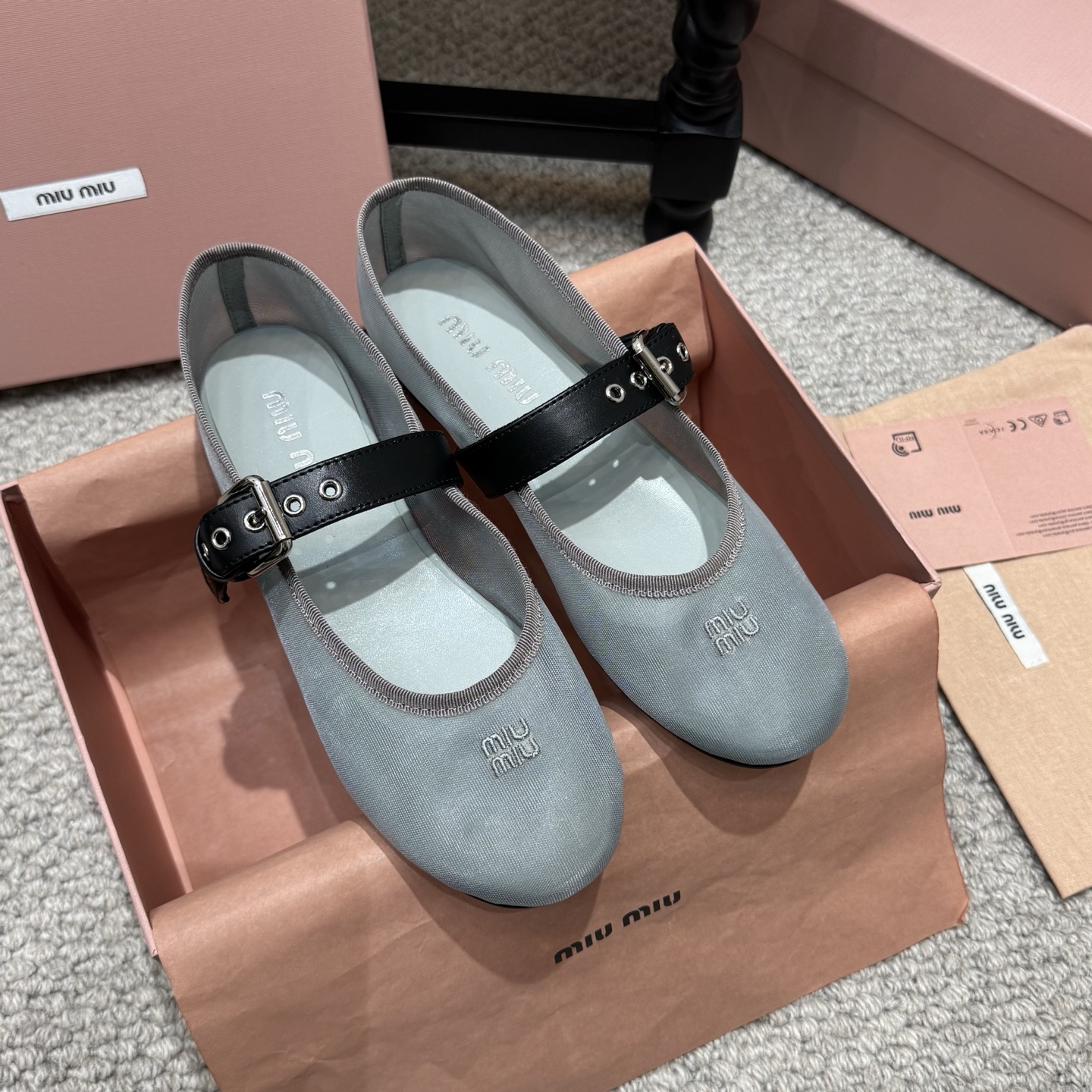 NO:782216,Catwalk model MiuMiu 26ss early spring new Mary Jane ballet mesh dance shoes. The show craftsmanship comes from the details of the Miu Miu series. The trend elements of the new season. With the concept of love at the moment, Mary Jane ballet conveys modern style~ It looks good no matter how you wear it. It is the favorite of fashionistas this summer. It focuses on comfort and you don’t want to take it off when you put it on. Fabric mesh fabric Lined sheepskin foot pads Outsole Original molded TPU rubber sole  Size 35-40,mary jane,miumiu,mary jane,sheepskin19860909走秀款 MiuMiu 26ss 早春新品玛丽珍芭蕾舞网纱跳舞鞋. 秀场工艺来自Miu Miu系列的细节特写 新季的潮流要素 与此刻挚爱的概念,玛丽珍芭蕾舞传达现代风格~ 怎么穿都好看今夏时髦精最爱,主打舒适,穿上完全不想脱下 面料网纱面料 内里羊皮垫脚 大底原版开模TPU橡胶鞋底 码数35-40,玛丽珍,miumiu,mary jane,sheepskin,Women's Shoes