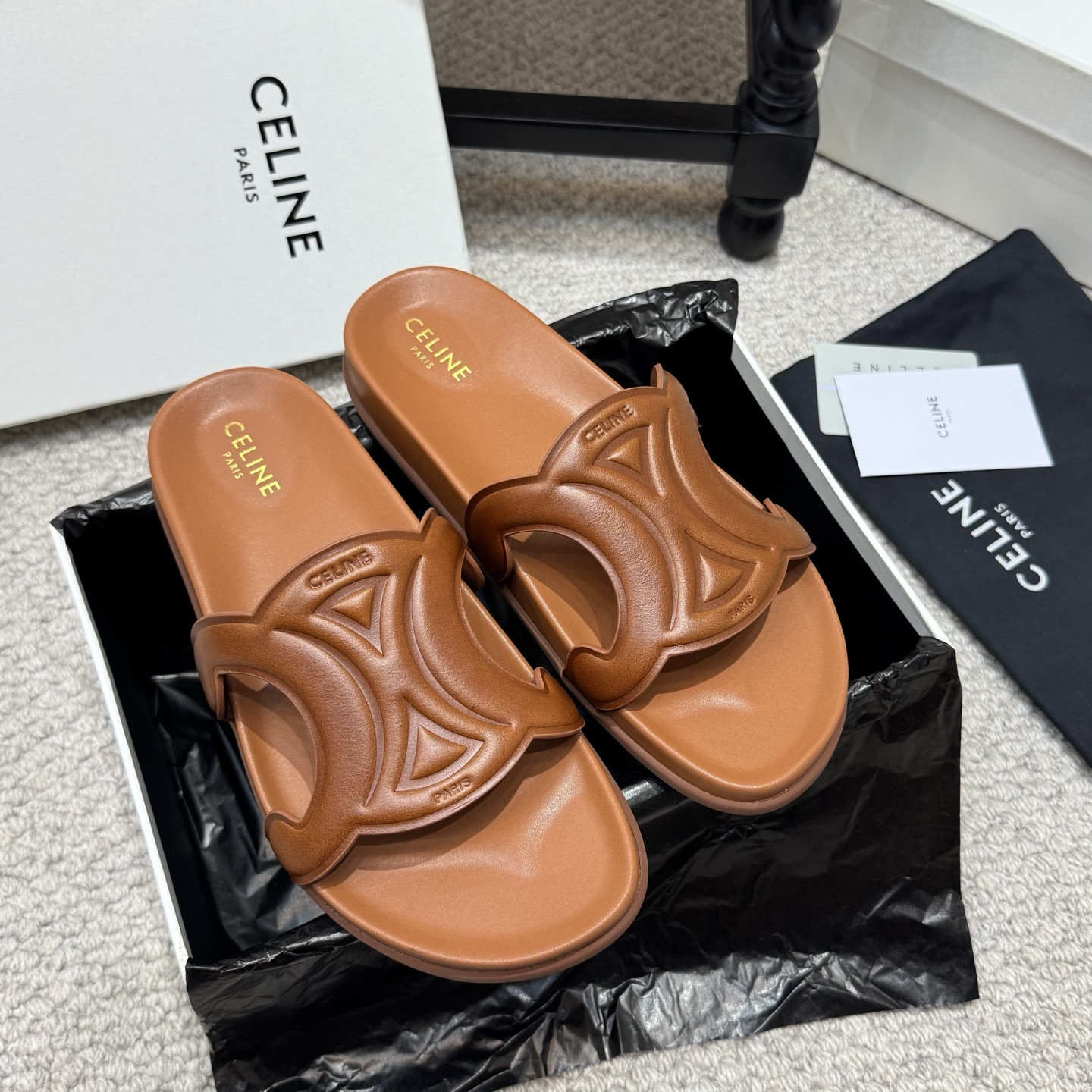 NO:782231,CELINE Celine 2026 Spring and Summer Arc de Triomphe large logo lazy slippers simple water platform flat beach slippers!  Fashionable, casual and fashionable, a must-have pair of shoes for traveling!  The classic Arc de Triomphe slippers are the core of the design. They use a thick-soled platform to enhance comfort. They are in moderate neutral colors and are versatile. They are suitable for daily commuting and vacation travel, and can easily create a lazy and high-end feel. The upper is made of imported calfskin!  Original molded water table combination rubber outsole Size: 35-40 Comes with original packaging, slippers, celine, celine, slippers, cowhide19860909懒人拖 CELINE赛琳2026春夏凯旋门大logo懒人拖鞋简易水台平底沙滩拖鞋！时尚休闲又时髦,出门旅游必备单品美鞋！ 经典凯旋门拖鞋为设计核心,采用厚底水台提升舒,适度中性色百搭,适合日常通勤与度假出游,轻松打造慵懒高级感 鞋面采用进口小牛皮！ 原版开模水台组合橡胶大底 码数:35-40 配原版包装,拖鞋,celine,celine,slippers,cowhide,Women's Shoes