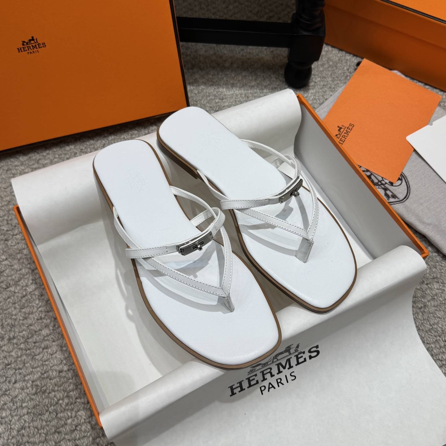 NO:782223,Simple style Hermes H's 2026 new Hermès calfskin thong sandals and slippers purchased from ZP, top original quality, the highest version on the market, batch imported first-layer calfskin for the upper, mixed lambskin for the feet, original open mold outsole. You get what you pay for, real materials, no matter the leather, last shape, sole, and craftsmanship, they are all consistent with ZP. Flexible calfskin creates a wide inline upper design, skin-friendly sheepskin  Size 35-41 (customized for 40 and 41) High-end original leather outsole with H full set of high-end packaging, split-toe shoes, hermes, hermes, sandals, slippers, cowhide, sheepskin, Leather soles19860909简约款 Hermes H家2026新款爱马仕小牛皮夹趾凉鞋拖鞋  ZP购入,顶级原单品质,市面最高版本,批  鞋面进口头层小牛皮,垫脚混种羊羔皮,原版开模大底.一分钱一分货,真材实料,无论是皮料、楦型、鞋底、工艺,都跟ZP一致  柔韧小牛皮打造宽幅一字鞋面设计,亲肤绵羊皮   Size35-41码（40、41定做）  鞋底高端原版真皮大底   配H全套高端包装,分趾鞋,hermes,hermes,sandals,slippers,cowhide,sheepskin,Leather soles,Women's Shoes