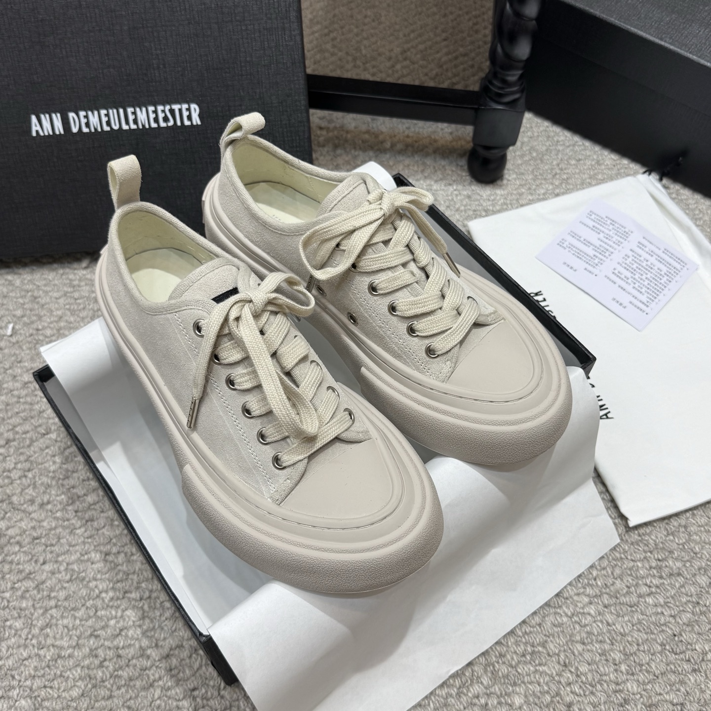 NO:786005,Casual style Ann Demeulemeester's new thick-soled casual shoes | Minimalist style statement When black and white classics collide with retro thick soles, Ann Demeulemeester's new casual shoes reconstruct daily wear with 'restrained luxury'. Lightweight sole + soft lining, walking is like walking on clouds, and your feet will not be tired after long-term wear. Whether you are commuting, roaming in the citywalk, or lazing out on the weekend, it can support your rhythm with a 'relaxed feeling'. Material: canvas fabric  Size35-40,casual shoes/sports shoes,sneakers19860909休闲款 Ann Demeulemeester 新款厚底休闲鞋｜极简主义者的风格宣言 当黑白经典撞上复古厚底,Ann Demeulemeester 新款休闲鞋以“克制的奢华”重构日常穿搭. 轻量鞋底+柔软内里,行走如踏云絮,久穿不累脚.无论是通勤赶路、citywalk漫游,还是周末慵懒出街,它都能以“松弛感”托住你的节奏.材质帆布面料  Size35-40,休闲鞋/运动鞋,sneakers,Women's Shoes