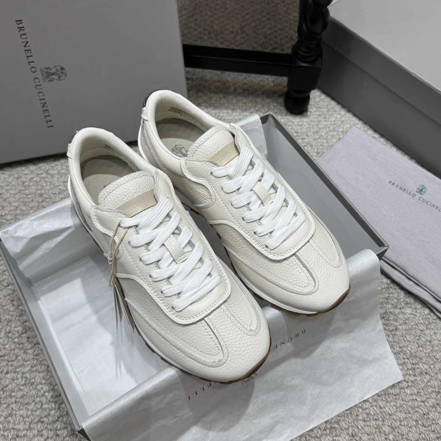 NO:786010,Casual style Brunello cuctnelli26ss early spring new retro casual Forrest Gump shoes  This pair of shoes perfectly combines a retro sporty feel with a relaxed feel for daily commuting. It is an all-purpose shoe that can be worn from spring to winter. The classic shoe shape comes with advanced filters, which instantly modify the foot shape when put on, making the lines slim and delicate. It is not picky at all and can be easily controlled by fat and wide feet. Whether it is paired with jeans, casual trousers, commuter trousers, or simple skirts, it can be seamlessly connected, and it is easy to achieve an effortless fashion sense.  The feeling on the foot is even more surprising, the sole is soft and elastic but not bulky, walking is light and stable, there is no pressure for daily commuting or shopping, truly achieving both good looks and comfort. Upper cowhide leather lining sheepskin outsole original outsole size 35-40, casual shoes/sports shoes, brunello cucinelli, sneakers, skirts, jeans, cowhide, sheepskin19860909休闲款 Brunello cuctnelli26ss早春新款复古休闲阿甘鞋 这双鞋把复古运动感和日常通勤的松弛感完美融合,是能从春天穿到冬天的万能百搭款.经典鞋型自带高级滤镜,上脚瞬间修饰脚型,把线条拉得纤细又秀气,完全不挑脚型,胖脚宽脚也能轻松驾驭.不管是搭配牛仔裤、休闲裤,还是通勤西裤、简约裙装,都能无缝衔接,轻松拿捏不费力的时髦感. 上脚脚感更是惊喜,鞋底软弹不笨重,走路轻盈又稳当,日常通勤、逛街暴走都毫无压力,真正做到颜值与舒适度双在线. 鞋面牛皮 内里羊皮 大底原版大底 size35-40,休闲鞋/运动鞋,brunello cucinelli,sneakers,skirts,jeans,cowhide,sheepskin,Women's Shoes