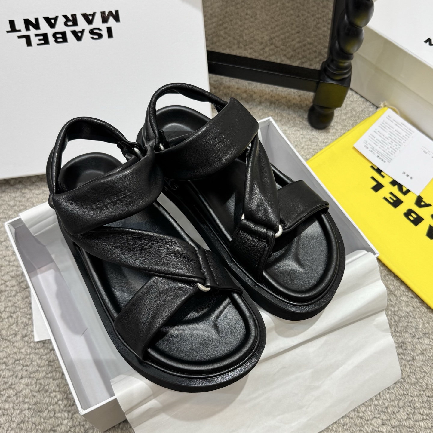 NO:785995,Simple Isabelmarant26ss early spring new cross-strap thick-soled sandals... This pair of cross-strap thick-soled sandals really welds a lazy and relaxed feeling to the feet!  The soft cross-strap design, paired with thick platform platform soles, makes your feet look longer in seconds. The black/white color can directly cover the whole summer outfit. Whether it is daily outings or vacations, you can easily achieve a casual and high-end feel. The straps have a pleated feel, and the upper feet have a lazy and casual sense of relaxation. They are more designed than ordinary sandals, easily avoiding the embarrassment of collision, and the details are exquisite. Cowhide upper, cowhide lining, outsole, rubber outsole  size35-40,sandals,sandals,cowhide19860909简约款 Isabelmarant26ss早春新款交叉绑带厚底凉鞋... 这双交叉绑带厚底凉鞋,真的把慵懒松弛感焊在脚上了！软乎乎的交叉绑带设计,搭配厚底松糕鞋底,上脚秒变大长腿,黑/白双色直接承包整个夏天的穿搭,不管是日常出街还是度假出游,都能轻松拿捏随性高级感. 绑带自带褶皱感,上脚就是慵懒随性的松弛感,比普通凉鞋更有设计感,轻松避开撞款尴尬,细节处尽显精致. 鞋面牛皮 内里牛皮 大底橡胶大底 size35-40码,凉鞋,sandals,cowhide,Women's Shoes