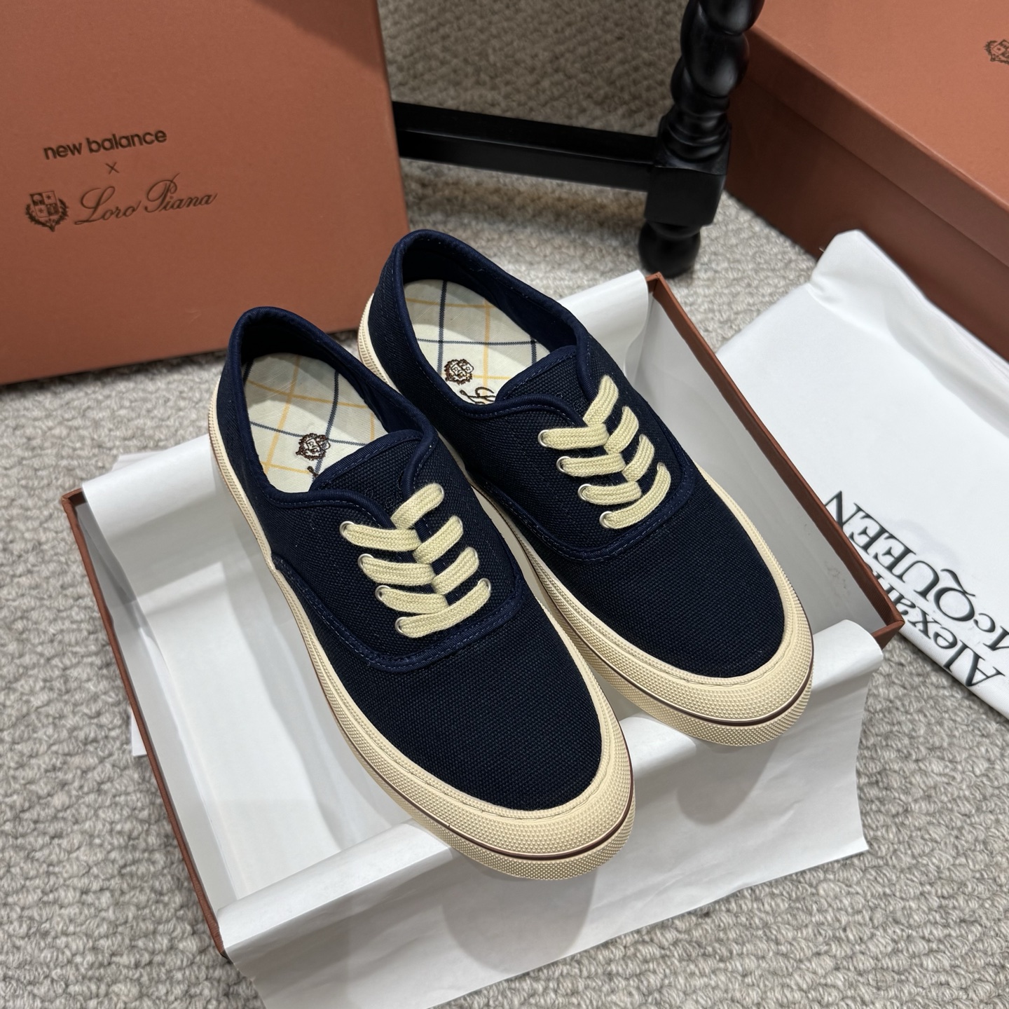 NO:785989,Couple style Loro Piana's latest couple style canvas shoes for spring and summer... Many celebrity Internet celebrities have planted grass. Italy's top luxury brand LP is famous for its top cashmere and leather products. It focuses on low-key luxury 'old money style' design, simple and restrained, focusing on materials and comfort. It is a daily casual shoe preferred by stars and celebrities. Made of old Beijing canvas fabric/inner twill classic color matching, the feet are made of modern checkered striped fabric.  The upper is made of unique popular fabrics with electro-embroidery LGlp technology, which restores the counter process in an all-round way. High-tech process. Trendy and fashionable, wear-resistant and non-slip molded color-blocked edges. The original process outsole is definitely not the ordinary bulky rubber sole on the market. Size35-45, casual shoes/sports shoes, loro piana, loro piana, sneakers19860909情侣款 Loro Piana诺悠翩雅春夏最新情侣款帆布鞋... 超多明星网红种草 意大利顶级奢侈品牌LP 以顶级羊绒 皮革制品闻名,主打低调奢华的“老钱风”设计简约克制,注重材质与舒适感,是明星、名流偏爱的日常休闲鞋款. 采用老北京帆布面料制作/内里斜纹经典拼色一体 垫脚采用现代风方格条纹布. 鞋面采用独特流行面料制作电绣LGlp工艺,全方位一比一复原专柜工艺流程 高工艺工艺流程 潮流而时尚耐磨防滑成型拼色边条原版工艺大底 绝非市面普通笨重胶底 Size35-45,休闲鞋/运动鞋,loro piana,loro piana,sneakers,Women's Shoes