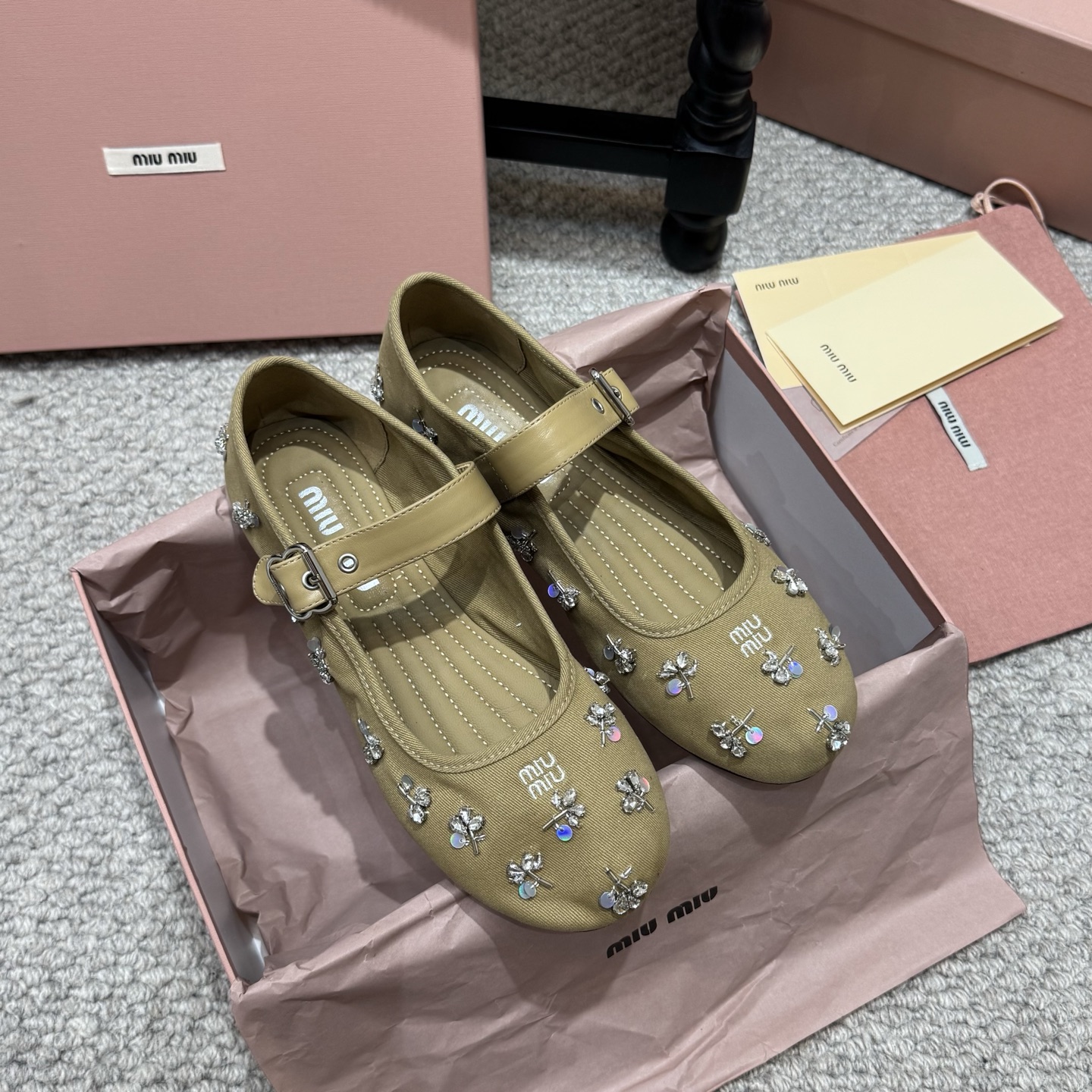 NO:785980,Fashion style MIUMIU Miu Miu 26ss spring and summer new round toe buckle cloth Mary Jane shoes sequin rhinestone ballet shoes crystal diamond flat shoes...  Decorated with rhinestones and three-dimensional flowers all over, the upper toes are like walking luminaries. The one-line buckle design is gentle and shows the slender feet. The round-toe shoes are huge and make the feet smaller without squeezing the feet. The soft-soled insole feels like clouds, so you don’t wear out your feet even if you walk around all day. You don’t have to worry about matching them, you just have a sweet girl with a filtered atmosphere on your feet!  Wear romance and sparkle on your feet, and focus on aesthetics with every step. Customized high-density canvas/beaded rhinestones on the upper, sheepskin lining, rubber outsole, Size35-40, ballet shoes, miumiu, mary jane, jeans, sheepskin19860909时尚款 MIUMIU 缪缪26ss春夏新款圆头扣带布面玛丽珍鞋珠片水钻芭蕾舞鞋水晶钻平底单鞋... 满幅水钻+立体小花装饰,上脚就是行走的发光体.一字扣带设计温柔又显脚细,圆头鞋型巨显脚小不挤脚,软底鞋垫踩感像云朵,暴走一天都不磨脚.搭牛仔裤也能甜酷拉满.不用费心搭配,上脚就是自带滤镜的氛围感甜妹！把浪漫与闪耀穿在脚上,每一步都踩在审美点上. 鞋面定制高密度帆布/珠片水钻 内里垫脚羊皮 鞋底橡胶大底 Size35-40,芭蕾舞鞋,miumiu,mary jane,jeans,sheepskin,Women's Shoes