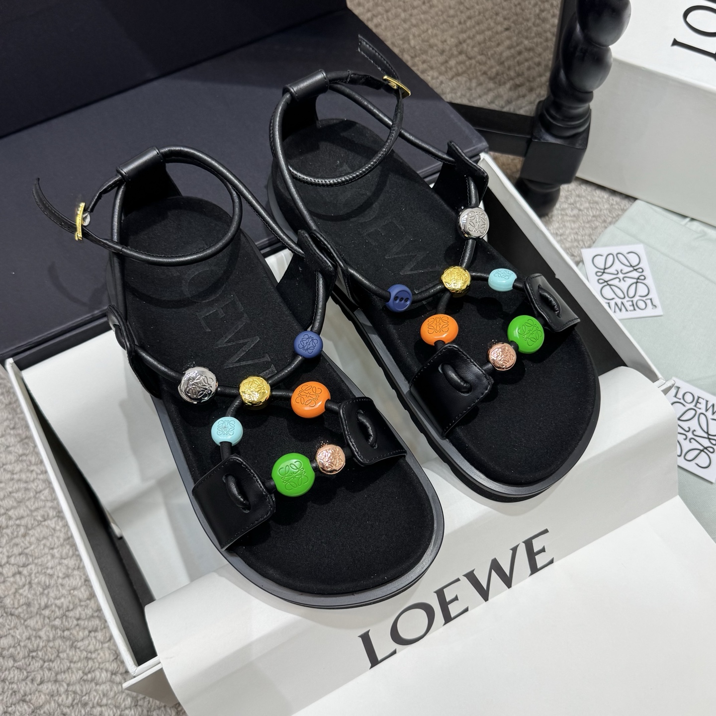 NO:785970,LOEWE 26ss early spring sandals for vacation. Retro Roman style. Versatile item, suitable for all kinds of skirts. The original details are well processed. This will be the first explosive version to detonate early spring. It is worth owning. It has a unique fashion trend-leading style and is highly recommended.... Many celebrity Internet celebrities have planted grass. A typical 'old money style' item. Relying on texture and simple design to create a relaxed and low-key sense of luxury. The iconic hardware accessories can firmly fit the feet.  The leather material is soft to the touch and the original molded non-slip outsole. Size35-40, sandals, loewe, loewe, sandals, skirts19860909度假款 LOEWE 罗意威 26ss 早春凉鞋.复古罗马风 百搭单品,适合各种裙子 原版细节处理到位.这将是引爆早春的第一款爆版,值得拥有.独具时尚潮流领先风格,强烈推荐.... 超多明星网红种草 典型的“老钱风”单品 靠质感和简约设计营造松弛 低调的高级感 标志性的五金饰品能稳稳贴合脚面 皮材质触感柔软 原版开模防滑大底. Size35-40,凉鞋,loewe,loewe,sandals,skirts,Women's Shoes