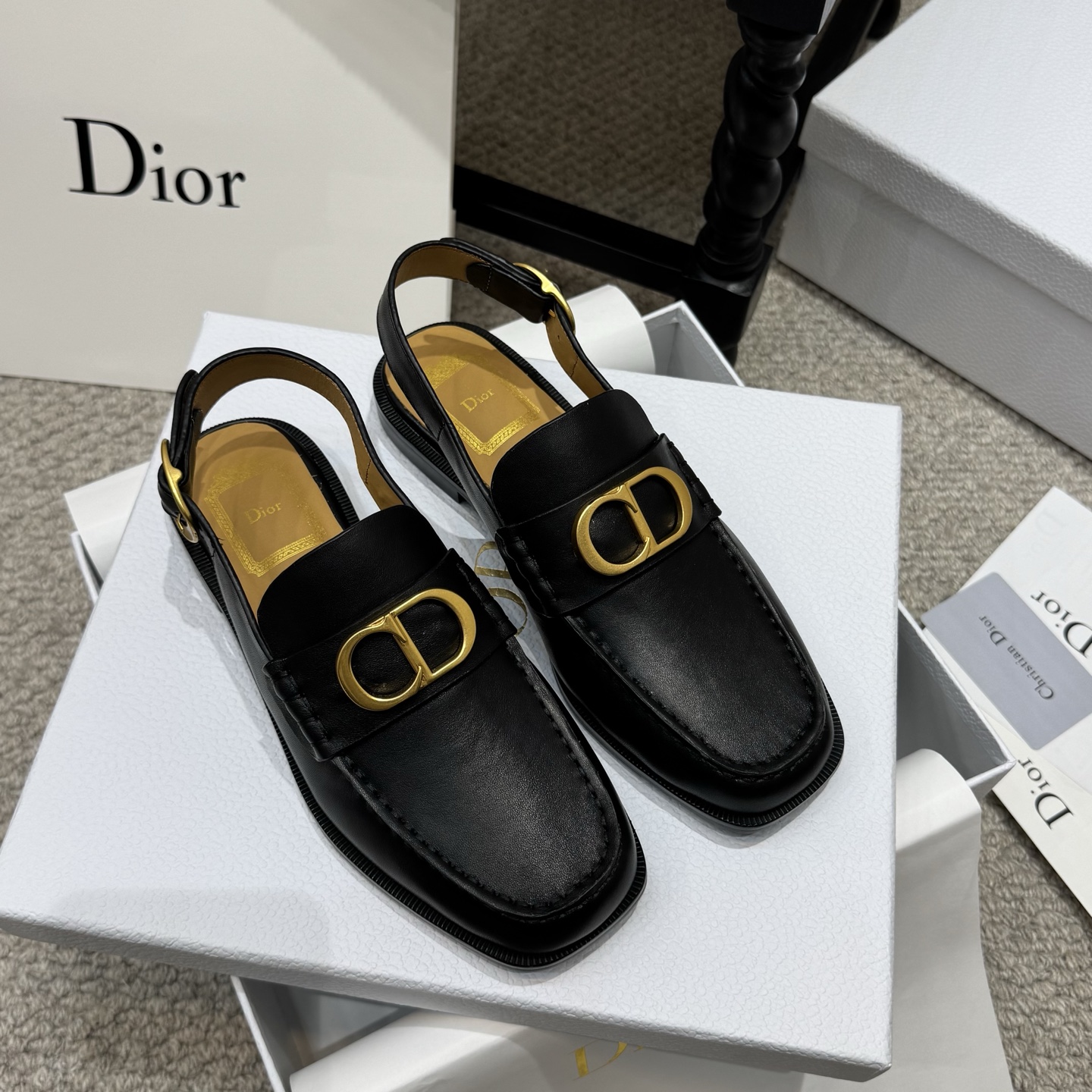NO:785975,Fashionable DIOR CHRONO high version of the latest series of D's popular metal element buckle shoes. The upper foot is luxurious and gorgeous. The details are perfect. Exquisite and durable. Can be matched with beautiful clothes in spring, summer, autumn and winter. Fabric: Original customized cowhide with metal plating brand gold-plated exclusive D's decorative buckle. Original cowhide lining. Original molded Logo high-density leather outsole. SIZE35 to 40. (41 customized) Equipped with original packaging at the counter!  ,slippers,dior,dior,dior,sandals,slippers,cowhide,Leather soles19860909时尚款 DIOR CHRONO迪奥 高版本最新系列D家火爆金属元素饰扣单鞋. 上脚大气奢华艳丽. 细节完美. 精致耐看. 可任意配搭春夏秋冬美丽服饰. 面料:原版定制牛皮搭配金属电镀品牌溜金专属D家饰扣 . 原版牛皮内里. 原版开模Logo高密度真皮大底. SIZE35一40.（41定做） 配置专柜原版包装！,拖鞋凉鞋,dior,dior,dior,sandals,slippers,cowhide,Leather soles,Women's Shoes