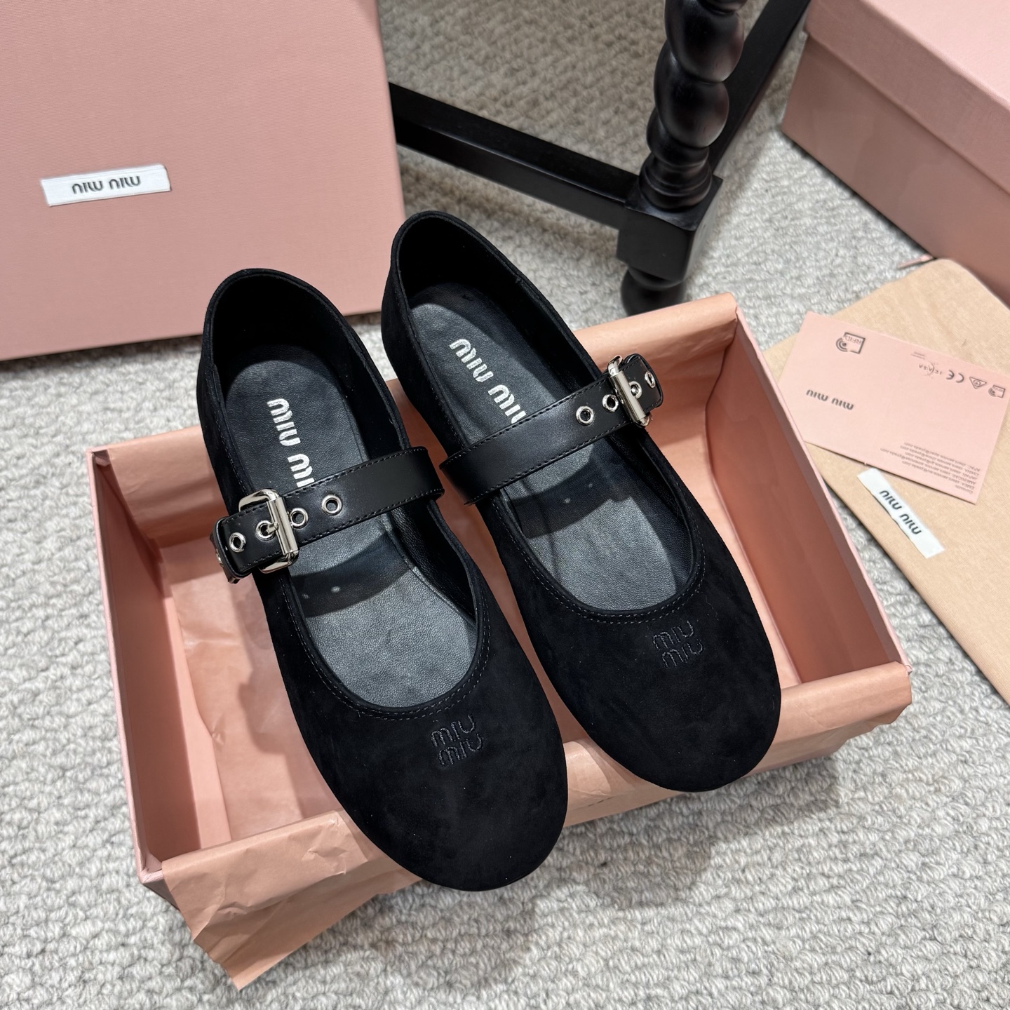 NO:785984,Single shoe model Miu Miu26FW deck shoes suede single shoes. The upper is made of suede material, which is soft to the touch and has a retro texture; it is fixed through metal eyelets, and the craftsmanship is exquisite, adding bohemian style details. The flat bottom design ensures a comfortable foot feel, and the shoe shape is loose and does not squeeze the feet, suitable for daily long-term wear; the softness of the suede leather further enhances the wearing comfort. The insole of the shoe is printed with a clear 'miu miu' brand logo, highlighting the brand recognition and texture.  Upper cow suede, lining sheepskin, outsole rubber outsole Size35-40, ballet shoes, miumiu, sheepskin, chamois leather19860909单鞋款 Miu Miu26FW deck shoes 麂皮单鞋. 鞋面采用反绒皮材质,触感柔软且自带复古质感；,通过金属孔眼固定,工艺精致,增添波西米亚风细节. 平底设计保障舒适脚感,鞋型宽松不挤脚,适合日常长时间穿着；反绒皮的柔软度进一步提升穿着舒适度.鞋内底印有清晰的“miu miu”品牌logo,彰显品牌辨识度与质感. 鞋面牛反绒 内里羊皮 大底橡胶大底 Size35-40,芭蕾舞鞋,miumiu,sheepskin,chamois leather,Women's Shoes