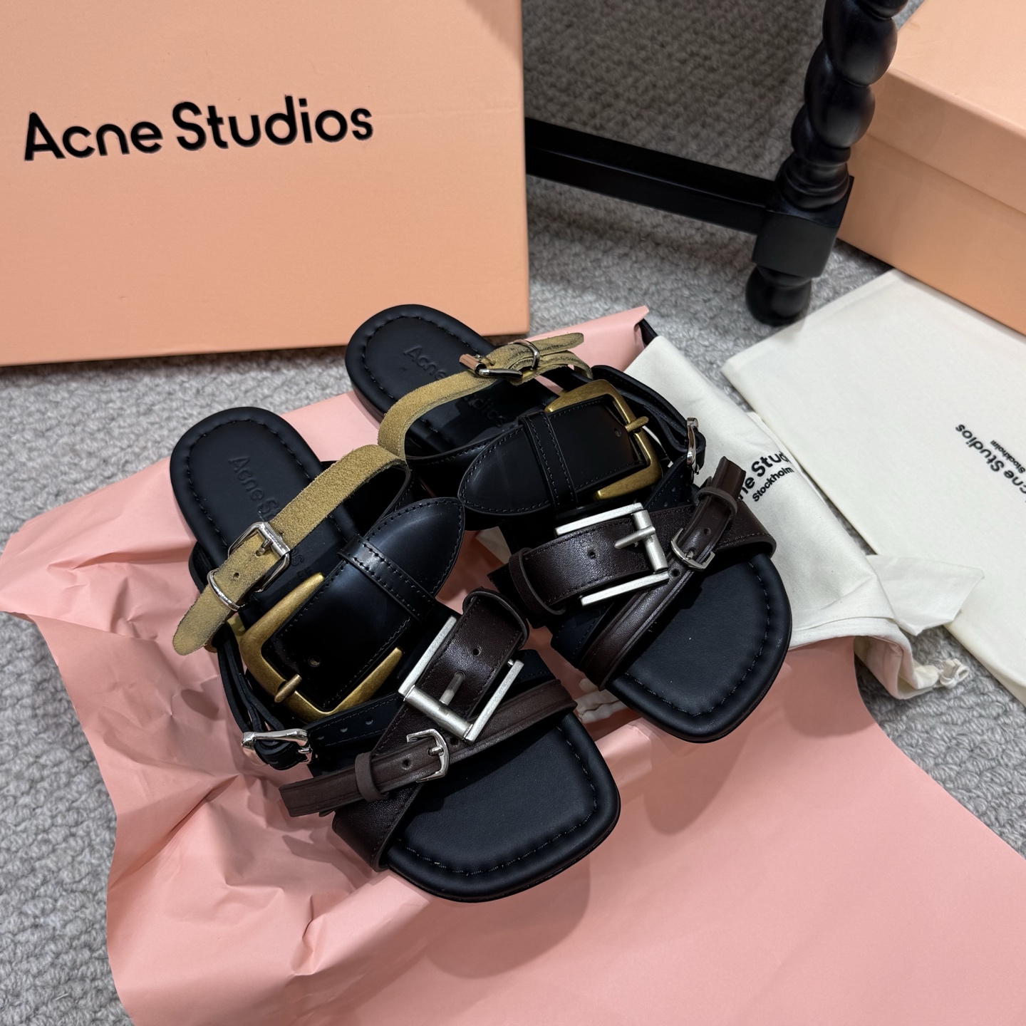 NO:814526,Simple style Acne Studios 2026 new multi-buckle sandals.... Full genuine leather quality Contrasting color leather and metal buckles collide with a retro cool feel Square toe design modifies the foot shape Soft sole is comfortable for commuting, vacation, and daily life Easily maintain a relaxed and fashionable feel It is the finishing touch of summer wear. Upper layer of cowhide + Niu Jing Leather outsole Size 35-40 (customized for 40), slippers, acne  studios,dior,slippers,cowhide,Leather soles19860909简约款 Acne Studios2026新款多带扣凉拖.... 全真皮品质 撞色皮革与金属扣碰撞复古酷感 方头设计修饰脚型 软底上脚舒适 通勤、度假、日常 轻松拿捏松弛时髦感 是夏日穿搭的点睛之笔. 鞋面头层牛皮+牛京 鞋底真皮大底 Size35-40（40定做),拖鞋,acne studios,dior,slippers,cowhide,Leather soles,Women's Shoes