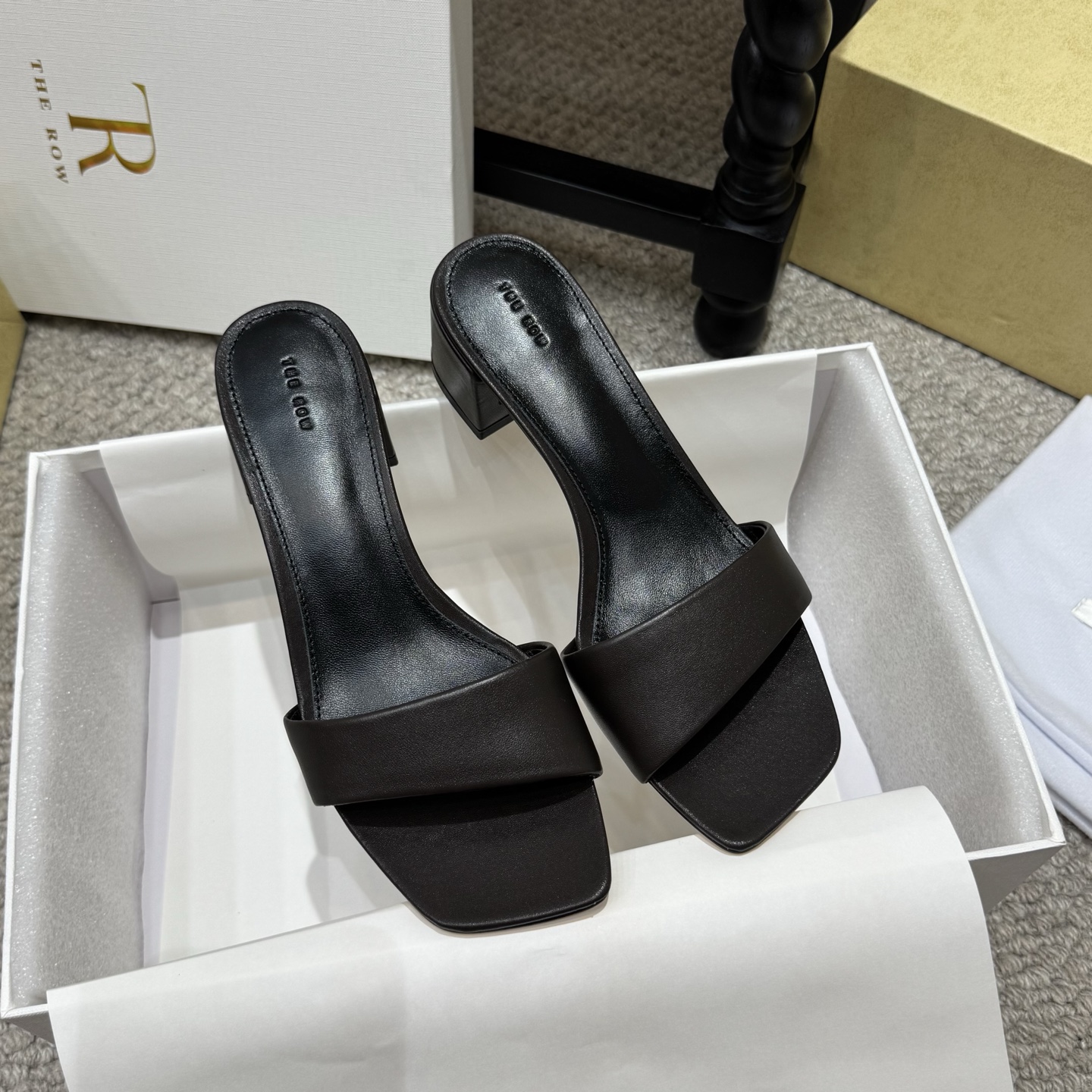 NO:814530,Simple style The Row's new summer casual slippers, breathable and comfortable, minimalist, fashionable and versatile, high version quality, upper material calfskin, lining sheepskin outsole original: genuine leather outsole Size35-40 (customized for 40), slippers, slippers, cowhide, sheepskin, Leather soles19860909简约款 The Row 新款夏季休闲拖鞋,透气舒适 极简主义 时尚百搭 高版本品质 鞋面材质小牛皮 内里羊皮 大底 原版:真皮大底 Size35-40（40定做),拖鞋,slippers,cowhide,sheepskin,Leather soles,Women's Shoes
