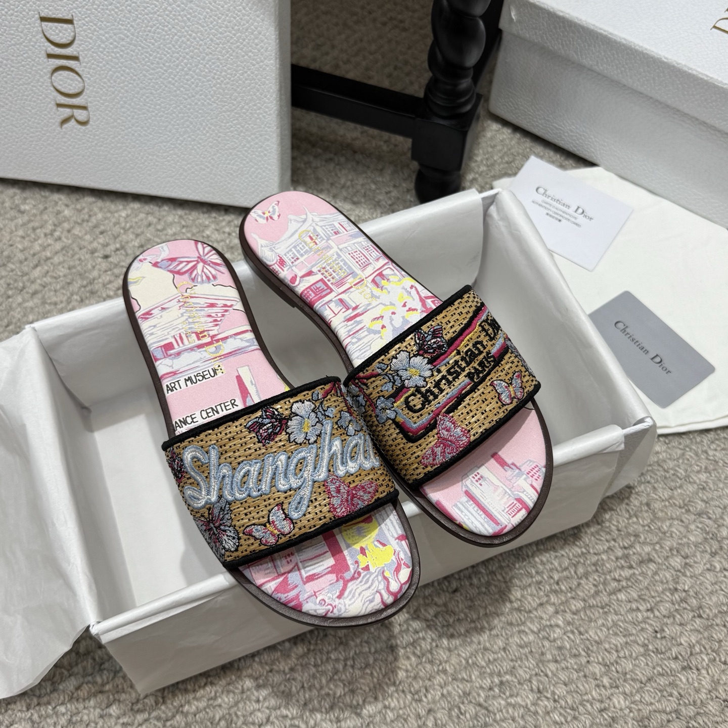 NO:814535,High quality Dior26 new color counter synchronization series latest popular slippers DIOR new jacquard embroidered sandals newly upgraded!  New color leather matte outsole, exclusive custom letter three-dimensional embroidery upper, sheepskin feet!  High-density electric embroidery technology combines to create a series of classic interpretations and perfect quality summer must-haves!  Comfortable and versatile, great looking, Size35-39 (40 41 42 customized) [1:1 manufacturing - full set of packaging], slippers, dior, slippers, sheepskin19860909高品质 Dior26全新色专柜同步系列最新爆款拖鞋 DIOR新款提花刺绣凉拖鞋全新升级！柜新色真皮磨砂大底独家定制字母立体刺绣鞋面,羊皮垫脚！高密度电绣工艺强强联合,打造一些列经典演绎完美品质夏天必备！上脚舒适百搭巨好看 Size35-39（40 41 42定做）【1:1制造-全套包装】,拖鞋,dior,slippers,sheepskin,Women's Shoes
