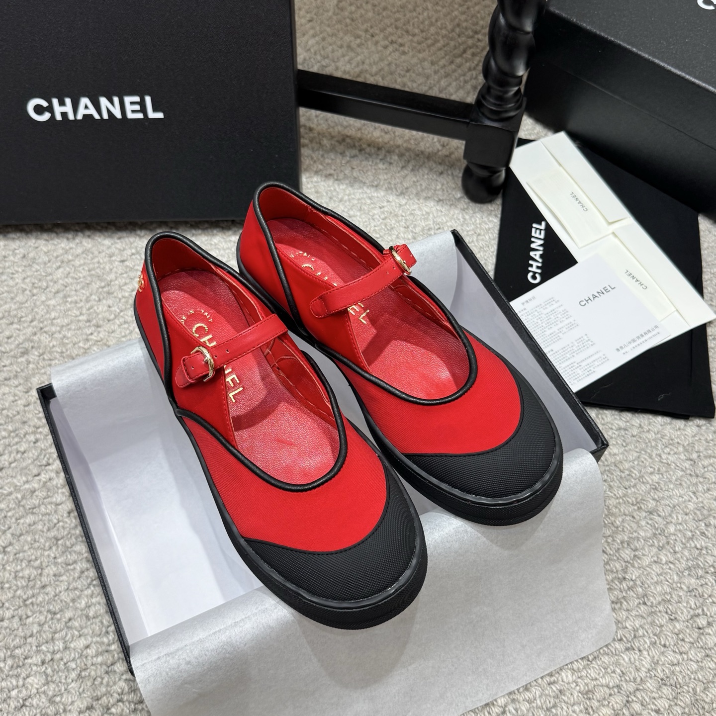 NO:814523,Canvas shoes Chanel 2026 spring and summer new style, many celebrity Internet celebrities are on the feet, a versatile series popularized by domestic and foreign bloggers, a must-have for spring and summer wardrobes. Chanel exclusive Chanel Xiaoxiang flat Mary Jane shell toe casual shoes upper satin lining: imported crystal sheepskin lining original molded custom rubber outsole Size: 35-40, Mary Jane, chanel, chanel, chanel, mary  jane,sheepskin,silk fabric19860909帆布鞋 Chanel2026 春夏新款众多明星网红上脚,国内外博主刷爆的一个百搭系列,春夏衣橱搭配必备 首选.香家专属 chanel 香奈儿 小香 平底 玛丽珍 贝壳头 休闲鞋 鞋面绸缎  内里: 进口水晶羊皮内里 大底原版开模定制橡胶大底 Size: 35-40,玛丽珍,chanel,chanel,chanel,mary jane,sheepskin,silk fabric,Women's Shoes