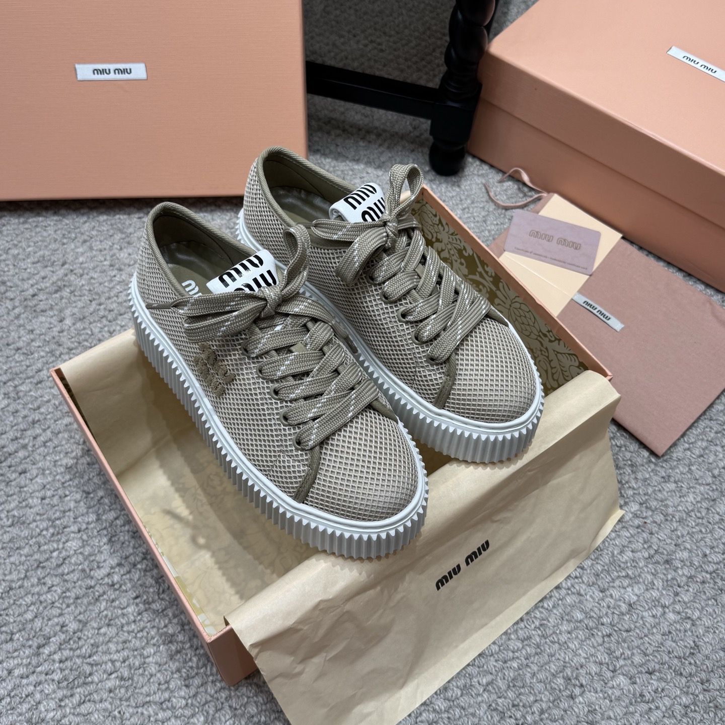 NO:816879,Fashion model MiuMiu Latest model Breathable mesh Thick sole Biscuit shoes Casual sneakers Original purchase, development, production Timeless denim absorbs the charming Miu Miu style to create new sneakers. The screen-printed logo on the tongue creates exquisite contrast and adds iconic elements. The thick-soled design defines the avant-garde modern style. Exquisite packaging at the delivery counter. Fabric: Original customized imported breathable mesh Lining: Original customized imported breathable mesh lining Outsole:  Original molded non-slip rubber outsole, sole thickness: 4.5CM Size: women's 35-40, casual shoes/sports shoes, miumiu, sneakers19860909时尚款 MiuMiu缪缪 最新款 透气网面 厚底 饼干鞋 休闲 运动鞋 原版购入开发 做货 隽永丹宁汲取迷人Miu Miu风格,造就新款运动鞋.鞋舌丝网印刷徽标营造精致对比,平添标志性元素.厚底设计定义前卫的现代风格 配送专柜精美包装 面料: 原版定制进口透气网面 内里: 原版定制进口透气网里 大底: 原版开模防滑橡胶大底 底厚: 4.5CM Size: 女款35-40,休闲鞋/运动鞋,miumiu,sneakers,Women's Shoes
