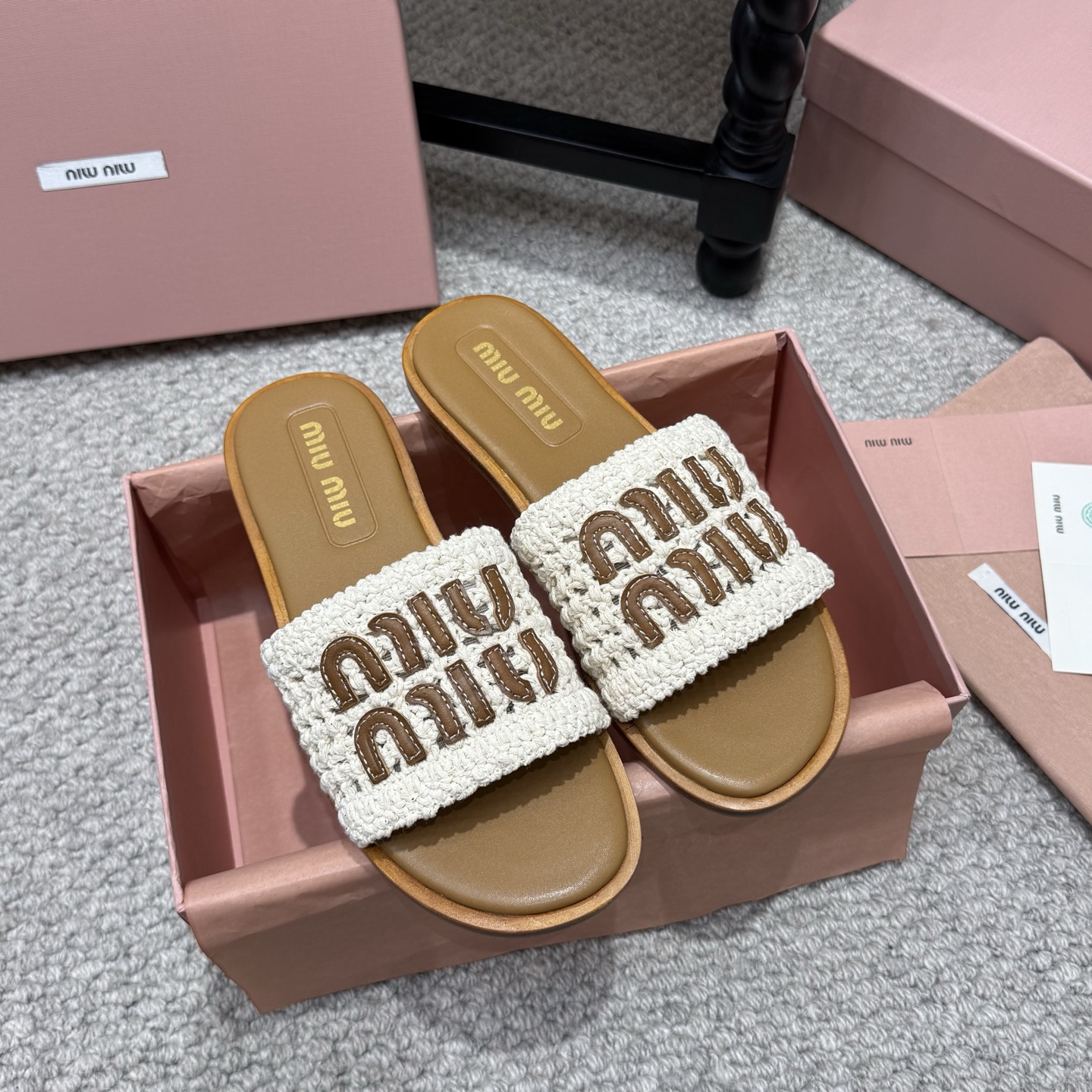 NO:816894,Flat style Miu Miu 2026 spring and summer new flat bottom woven letter flat slippers... Zp developed original disassembly, matched version of Miu Miu letter to kill the market version Miu is really too girly!  Super soft and glutinous, you can drink it if you like!  Letter slippers on the upper, genuine leather outsole, Size35-40, slippers, miumiu, slippers, Leather soles19860909平底款 Miu Miu2026春夏新款平底编织字母平底拖... Zp开发 原版拆卸 对版缪缪字母秒杀市面版本 Miu真的太少女啦！超级软糯 喜欢可以冲了！ 鞋面对版字母拖 鞋底真皮大底 Size35-40,拖鞋,miumiu,slippers,Leather soles,Women's Shoes