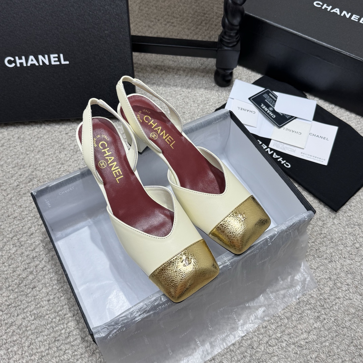 NO:816126,Classic model l2026 spring and summer Slingback back-strap sandals ------- A modern iteration of the brand's classic two-color shoe. Wide square toe + side cutout + back strap Slingback structure. Thick mid-heel design. The main body is made of soft lambskin, the toe is bright patent leather (some models are metal embossed cowhide), and burgundy sheepskin lining. Iconic elements are the double C dark pattern logo on the toe, the classic two-color color matching design, and the burgundy brand logo insole.  The 6cm thick square heel takes into account height and walking stability. The main body is made of soft lambskin, the toe is made of bright patent leather (some models are made of metal embossed rawhide), burgundy sheepskin lining, upper; imported sheepskin/patent leather lining; silk sheepskin feet; silk sheepskin outsole; Italian leather heel height; 6.0cm size; 35-39 (40-41 customized)  Original counter full set of luxury packaging, sandals, sandals, cowhide, sheepskin19860909经典款 l2026春夏系Slingback后绑带凉鞋------- 品牌经典双色鞋款的现代迭代 宽版方头+侧空剪裁+后绊带Slingback结构 粗中跟设计 主体采用柔软小羊皮,鞋头为亮 面漆皮(部分款为金属压纹牛皮),酒红色羊皮内里 标志性元素鞋头双C暗纹logo、经典双色 拼色设计、酒红色品牌标识鞋垫 6cm的粗方跟,兼顾高度与行走稳定性 主体采用柔软小羊皮,鞋头为亮 面漆皮(部分款为金属压纹生皮)酒红色羊皮内里 鞋面；进口羊皮/漆皮 内里；丝绸羊皮 垫脚；丝绸羊皮 大底；意大利真皮 跟高；6.0cm 码数；35-39(40-41定做) 原版专柜全套豪华包装,凉鞋,sandals,cowhide,sheepskin,Women's Shoes