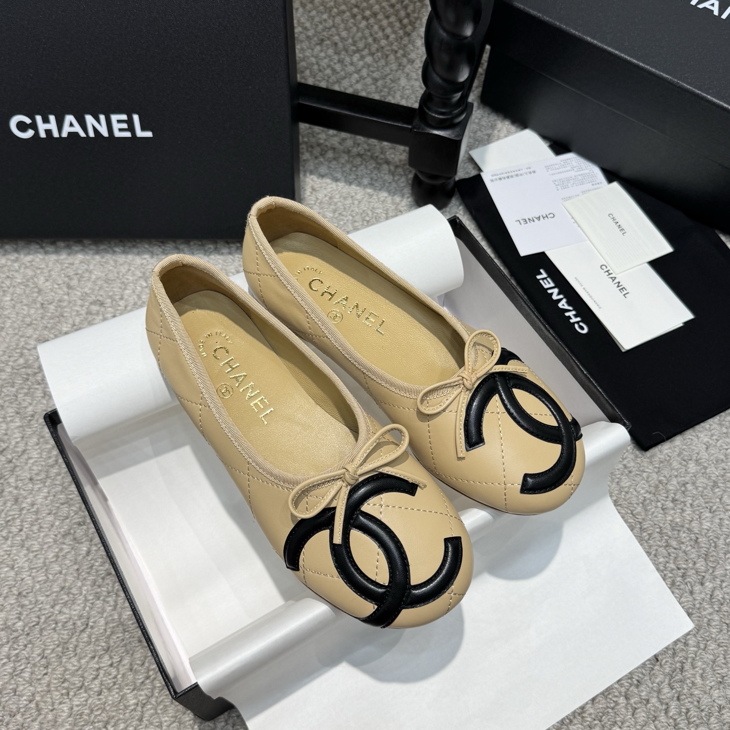 NO:816123,Classic model Chanel 26P spring and summer new style Xiaoxiang middle-aged style large pair C flat shoes classic bow shallow pumps... very popular large double C design, manual stitching is very time-consuming and labor-intensive, unique outsole double spelling method, rose red sole stickers let you inadvertently reveal highlights, outsole stitching will never come off, the bottom is firm and permanent, retro is classic, and the rich C flavor will be passed on forever!  It is comfortable on the foot and suitable for various occasions. It has a small heel and is easy to walk. It feels great on the feet. Lambskin upper, sheepskin lining, Italian genuine leather outsole, Size 35-40, single shoes, chanel, sheepskin, Leather soles19860909经典款 Chanel 26P春夏新款小香中古款大双C平底单鞋经典蝴蝶结浅口单鞋....... 非常火的大双C设计,手工车线非常耗时耗力,独特大底双拼做法,玫红色底贴让你不经意露出亮点,大底车线永不脱底牢固永久,复古就是经典,浓郁C味永久流传！ 上脚舒适 适合各种场合 带点小跟又很好走路 脚感绝了 鞋面小羊皮 内里垫脚羊皮 鞋底意大利真皮大底 Size35—40,单鞋,chanel,sheepskin,Leather soles,Women's Shoes
