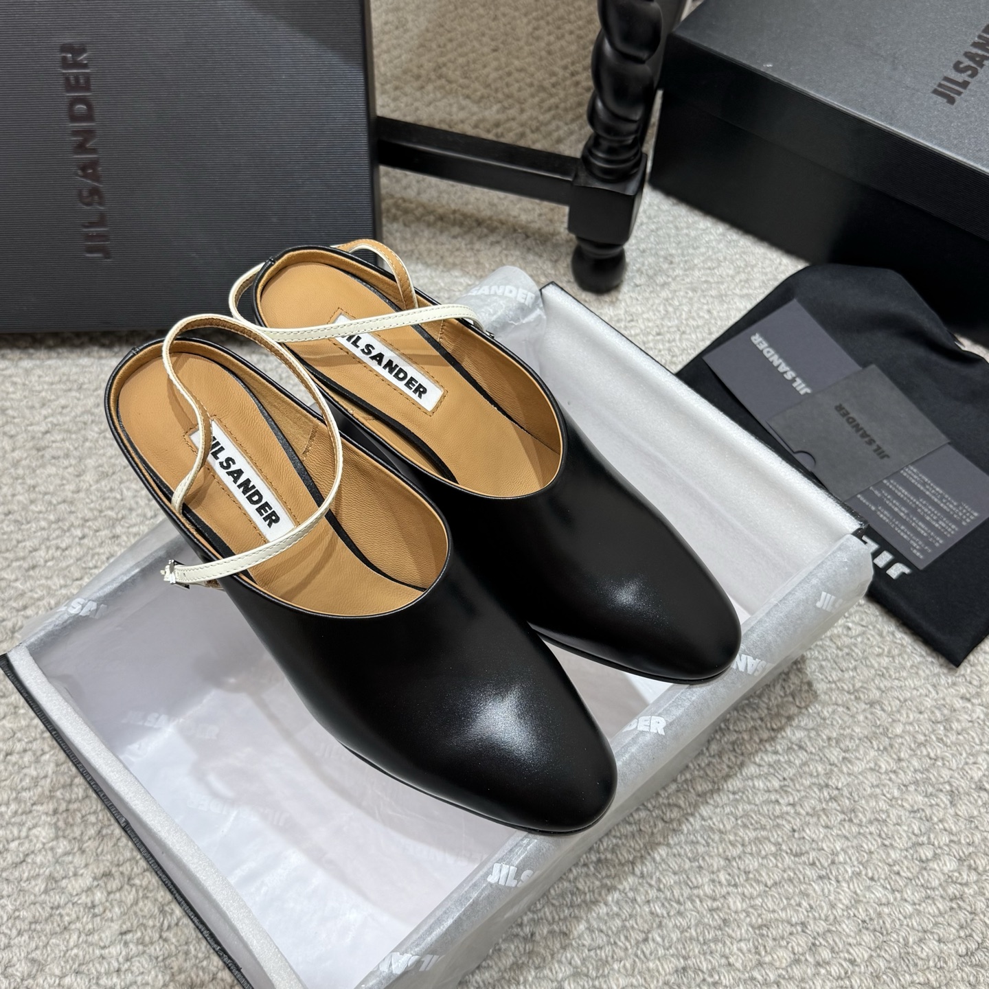 NO:819505,Niche model JIL SANDER 26vs new spring and summer fashion shoe series... A must-have item that fashionistas must not miss. It has no complicated decorations and has an excellent vintage feel. Pure and minimalist, it is neat and poetic. Super versatile!  Fabric: Original customized cowhide Lining: Original customized sheepskin Foot pads: Original customized sheepskin Heel height 8cm Outsole: Original customized leather outsole Size: 35-39 (customized for 40), high heels sandals, jil sander, jil sander, sandals, high heels, cowhide, sheepskin, Leather soles19860909小众款 JIL SANDER吉尔桑达26vs春夏时装新款单鞋系列... 时髦精绝对不能错过的必入款,没有任何繁杂装饰,质感极好的vintage感,纯粹和极简做得利落又诗意 超级百搭款！ 面料: 原版定制牛皮 内里: 原版定制羊皮 垫脚: 原版定制羊皮 跟高8cm 大底: 原版定制真皮大底 Size: 35-39（40定做）,高跟鞋凉鞋,jil sander,jil sander,sandals,high heels,cowhide,sheepskin,Leather soles,Women's Shoes