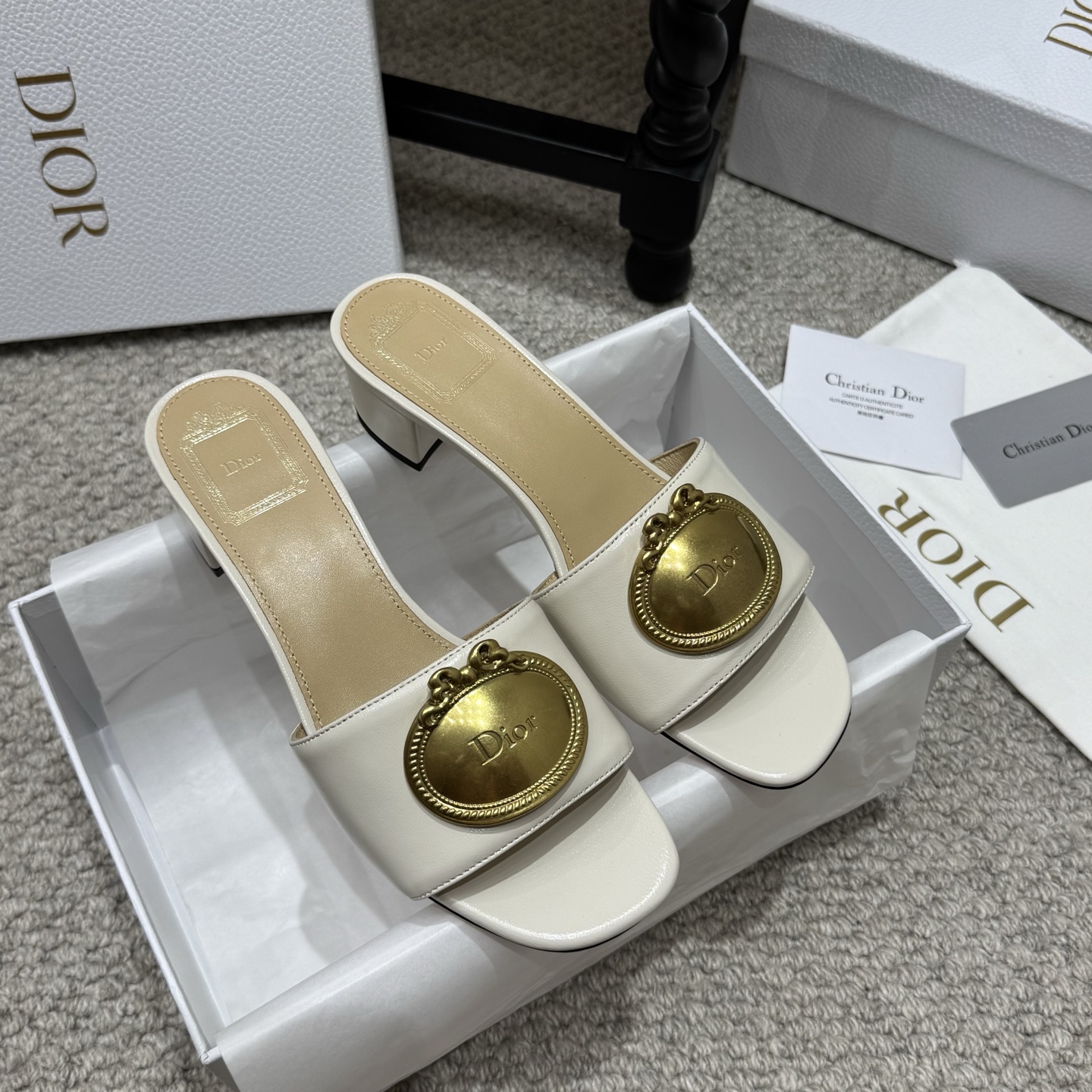 NO:819517,High quality DIOR26 new metal decorative buckle sandals, exclusive custom hardware accessories, cowhide upper, sheepskin feet!  High-quality craftsmanship combines to create a series of classic interpretations and perfect quality summer must-haves!  Comfortable, versatile and good-looking, Size35-39 (40 41 42 customized) [1:1 manufacturing - full set of packaging], slippers, dior, slippers, cowhide, sheepskin19860909高品质 DIOR26新款金属装饰扣凉拖鞋 独家定制五金配件,牛皮鞋面,羊皮垫脚！高品质工艺强强联合,打造一些列经典演绎完美品质夏天必备！上脚舒适百搭巨好看 Size35-39（40 41 42定做）【1:1制造-全套包装】,拖鞋,dior,slippers,cowhide,sheepskin,Women's Shoes