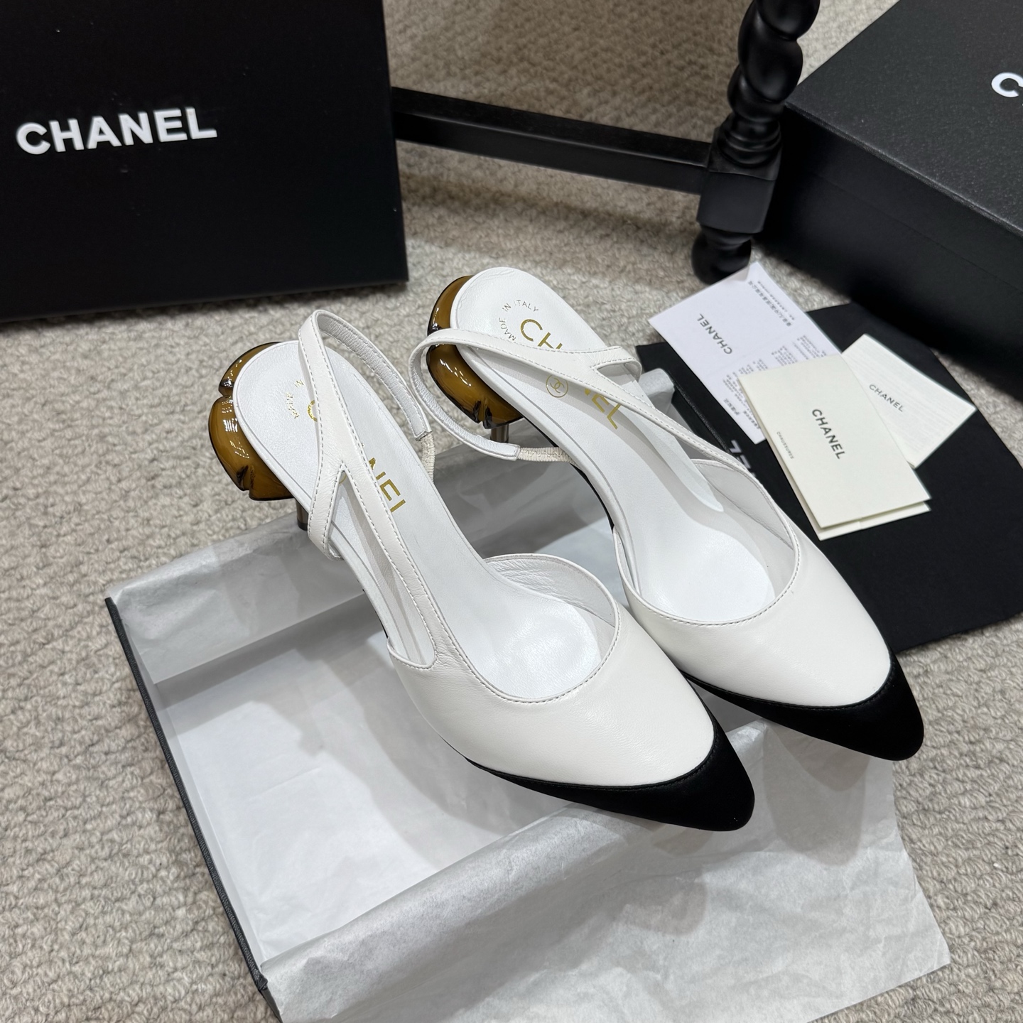 NO:819511,Chanel/Chanel 2026 catwalk high-heeled sandals stunned everyone when they appeared on the fashionable T stage in Milan, and successfully became the dream boots of fashion people. The combination of the classic double C logo and the giant pearl heel design is simple and elegant and fully displays the brand style. It is a hit in any photo. The giant pearl heel is a genius, breaking the conventional design, which not only adds a luxurious and romantic atmosphere to the whole. The upper is made of high-quality elastic material  It can perfectly fit the calf line, modify the leg shape, make the legs look straight and slender, and is easy to put on and take off without feeling restrained when walking. It can be easily adapted from the streets of the bustling city to the party scene. Paired with a pair of slim jeans, you can instantly transform into a cool street trendy person, put on a gorgeous evening dress, and become the elegant focus of the dinner party. This pair of boots is not just a pair of shoes, but also the embodiment of fashion spirit!  It is an excellent choice for fashionistas to express their personality and taste!  Upper sheepskin, inner padding sheepskin, sole Italian leather outsole, heel height is about 7.5cm, Size35-41, high heels sandals, chanel, chanel, sandals, boots, high heels, jeans, sheepskin, Leather soles19860909走秀款 Chanel/香奈儿2026走秀款高跟凉鞋 在米兰时尚的T台上 亮相便艳惊四座,成功晋升为潮流人士的梦中情靴 .经典的双C标志与巨型珍珠跟设计相结合,简洁大气又尽显品牌格调 随便一拍都很出片.那巨型珍珠鞋跟更是神来之笔,突破常规的设计 不仅为整体增添了奢华浪漫的氛围 . 鞋面采用高品质弹力材质 能完美贴合小腿线条 修饰腿型 让双腿看起来笔直修长,而且穿脱方便 行走时也不会有束缚感.从繁华都市的街头 派对的现场 它都能轻松适配,搭配一条修身牛仔裤 瞬间化身酷飒的街头潮人,换上一袭华丽晚装 成为晚宴上的优雅焦点 这双靴子 不只是一双鞋履 更是时尚精神的具象化！ 是时尚达人们表达个性与品味的绝佳选择！ 鞋面羊皮 内里垫脚羊皮 鞋底意大利真皮大底 跟高约7.5cm Size35-41,高跟鞋凉鞋,chanel,chanel,sandals,boots,high heels,jeans,sheepskin,Leather soles,Women's Shoes