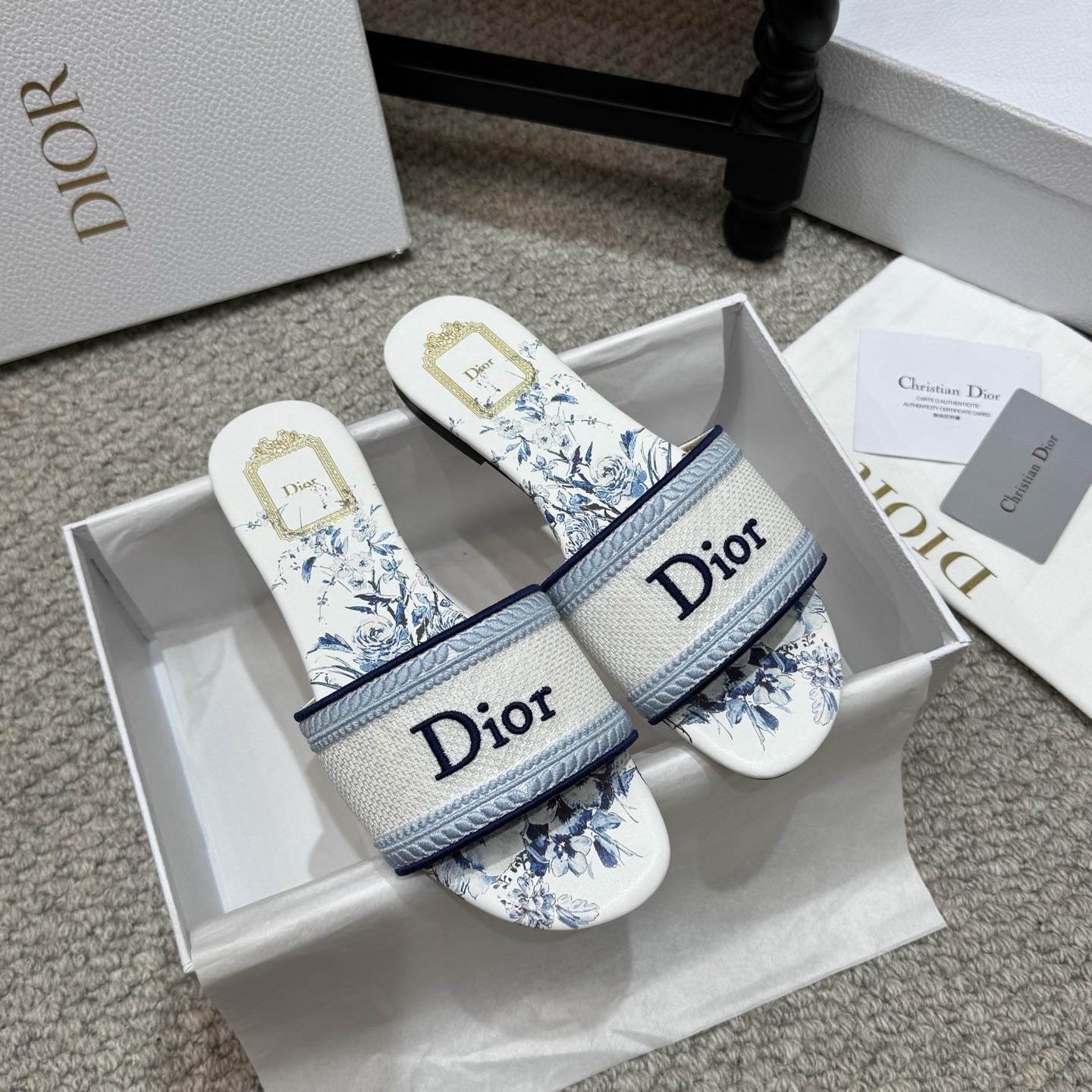 NO:819494,High-quality DIOR26 new color jacquard embroidered sandals are newly upgraded!  New color leather matte outsole, exclusive custom letter three-dimensional embroidery upper, sheepskin feet!  High-density electric embroidery technology combines to create a series of classic interpretations and perfect quality summer must-haves!  Comfortable, versatile and good-looking [1:1 manufacturing - full set of packaging] Size35-39 (customized 40 41 42), slippers, dior, slippers, sheepskin19860909高品质 DIOR26新色提花刺绣凉拖鞋全新升级！柜新色真皮磨砂大底独家定制字母立体刺绣鞋面,羊皮垫脚！高密度电绣工艺强强联合,打造一些列经典演绎完美品质夏天必备！上脚舒适百搭巨好看【1:1制造-全套包装】 Size35-39（40 41 42定做）,拖鞋,dior,slippers,sheepskin,Women's Shoes