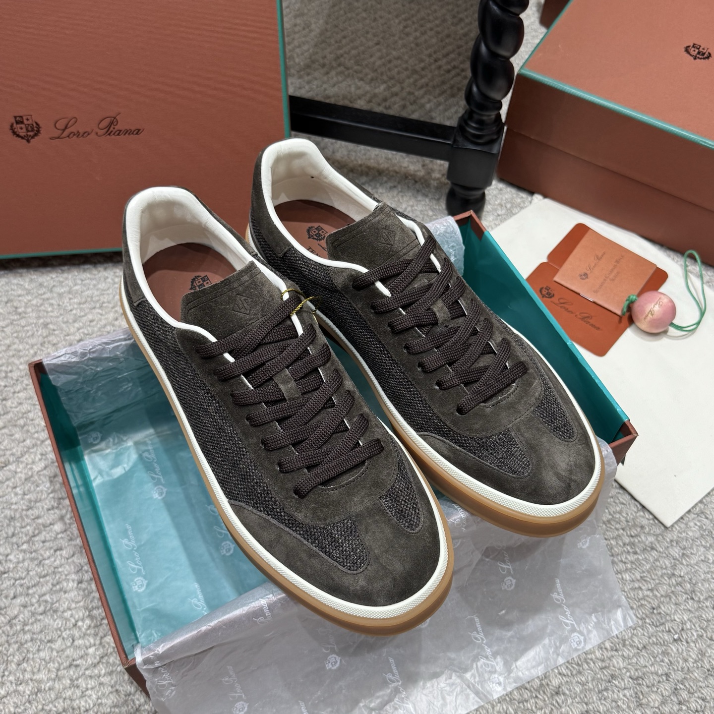 NO:819490,High-quality couple model (men 10) Loro Piana Tennis walk series LP moral training shoes casual sports shoes sneakers original purchase development and production  , suitable for year-round wear. The covered sole creates a relaxed and attractive color combination, harmoniously blending functionality and understated style. The ideal shoe choice for urban dressing. Kummel color insert on the heel, soft calfskin tongue, embossed LP logo cotton lace upper, cow split suede sole, rubber-lined calfskin, delivery counter exquisite packaging, original custom-made first-layer cowhide/cowhide fabric, sheepskin lining, original open-molded anti-slip rubber outsole  Bottom thickness 3CM Size35-46 (45 46 customized), casual shoes/sports shoes, loro piana, loro piana, sneakers, cowhide, sheepskin19860909高品质情侣款（男10） Loro Piana 诺悠翩雅Tennis walk系列 LP德训鞋 休闲 运动鞋 板鞋 原版购入开发 做货 ,适合全年穿着.包边鞋底营造轻松迷人的色彩组合,将功能性与低调个性风格和谐融合.打造都市着装的理想鞋履选择.鞋跟处饰以Kummel色嵌片柔软小牛皮鞋舌,压印LP徽标棉质鞋带鞋面,牛剖层绒面革鞋底 橡胶衬里小牛皮 配送专柜精美包装 面料原版定制头层牛猄/牛皮 内里羊皮里 大底原版开模防滑橡胶材质 底厚3CM Size35-46(45 46定做),休闲鞋/运动鞋,loro piana,loro piana,sneakers,cowhide,sheepskin,Women's Shoes