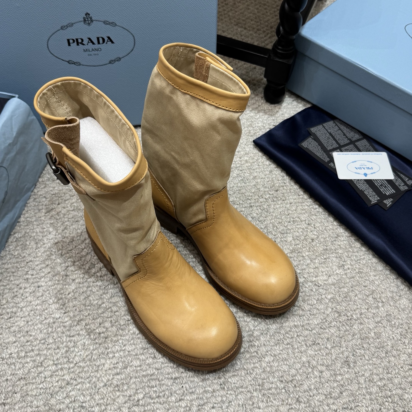 NO:873949,PRADA's 2026 spring and summer new splicing style retro short boots. The shoe body is designed with textured fabric splicing. The neat stitching outlines the smooth lines. It is matched with the metal buckle details on the boot opening. It is simple and ingenious. There are two low saturated tones to choose from, whether it is dark brown or light khaki, both with retro filters. When paired with jeans, overalls or skirts, you can easily create a lazy and high-end atmosphere.  The low-heeled design takes into account both comfort and style. Your feet will not be tired during daily commuting or shopping. The soft on-foot experience makes your feet unburdened. The boot shape modifies the leg shape, can quietly lengthen the leg line, and is friendly to all leg types. The upper is calfskin/canvas, the lining is cowhide, and the outsole is original molded outsole size 35-40 (customized size 40).  Heel height 4cm, boots, prada, prada, boots, skirts, jeans, cowhide19860909短靴款 PRADA普拉达2026春夏新款拼接款复古短靴 鞋身采用质感面料拼接设计,利落的缝线勾勒出流畅线条,搭配靴口的金属扣带细节,简约中透着巧思.两种低饱和色调可选,不管是深棕还是浅卡其,都自带复古滤镜,搭配牛仔裤、工装裤或是半裙,都能轻松营造出慵懒又高级的穿搭氛围. 低跟设计兼顾了舒适度与造型感,日常通勤、逛街暴走都不会累脚,软乎乎的上脚体验让双脚毫无负担.靴型修饰腿型,能悄悄拉长腿部线条,对各种腿型都很友好. 鞋面小牛皮/帆布 内里牛皮 大底原版开模大底 size35-40码（40码定制） 跟高4cm,靴子,prada,prada,boots,skirts,jeans,cowhide,Women's Shoes