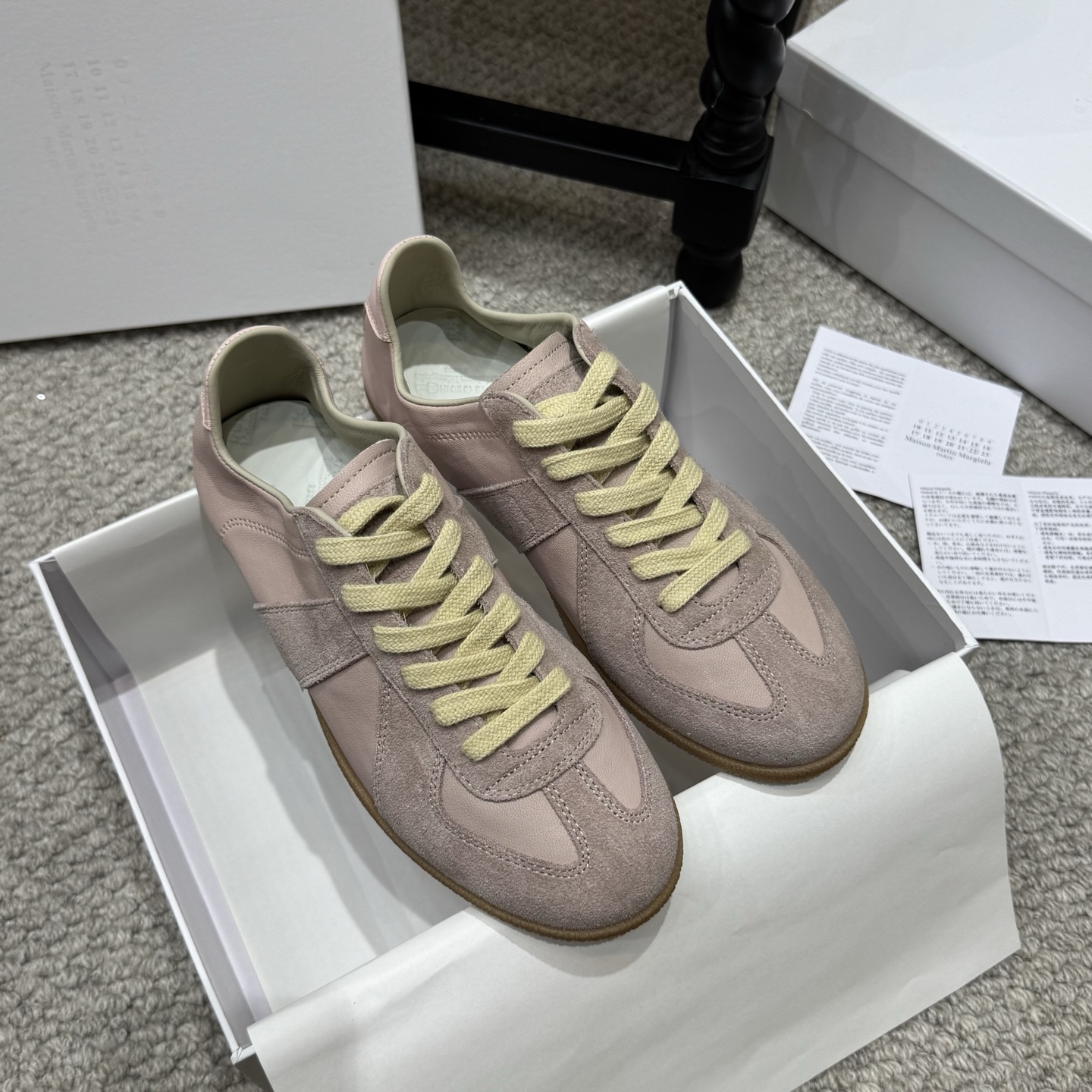 NO:873953,The classic style of Maison Margiela's moral training shoes, the hottest style | Full-color real shot, you can close your eyes and avoid stepping on thunder. This year's moral training shoes are so popular that they are out of the circle, and they are arranged for you!  5 popular colors, suitable for daily use, commuting, and dating. Washed sheepskin + splicing material, superb texture, soft on the feet, and the shoe shape is super good!  Makes your feet slimmer and smaller, not picky about your foot shape. Rubber soft soles, your feet won’t get tired after a day of running. Versatile, jeans/sweatpants/skirts. Suitable for both students and office workers. Color: brown, blue, black blue, off-white, pink. Size: 35--40, casual shoes/sports shoes, sneakers, skirts, jeans, sheepskin19860909经典款 MaisonMargiela德训鞋王炸款｜全色实拍 闭眼入不踩雷  今年火到出圈的德训鞋,给你们安排上了！ 5个热门配色,日常/通勤/约会全hold住 水洗羊皮+拼接材质,质感超绝,上脚软乎乎 鞋型超正！显瘦显脚小,不挑脚型 橡胶软底,暴走一天也不累脚  百搭不挑衣服,牛仔裤/运动裤/裙子 学生党、上班族都适配 颜色棕色,兰色,黑兰,米白,粉色 码数35--40,休闲鞋/运动鞋,sneakers,skirts,jeans,sheepskin,Women's Shoes