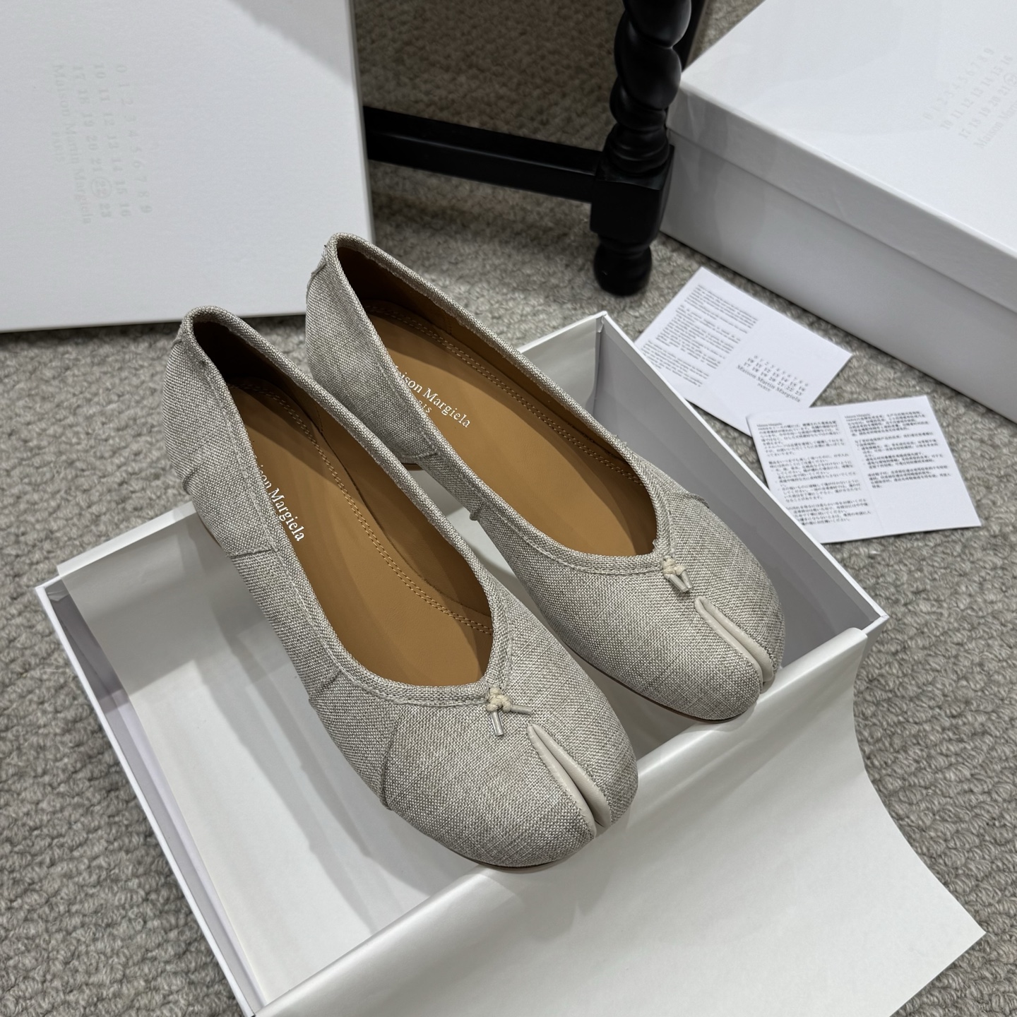 NO:873963,Classic model Maison Margiela 2026ss Margiela exclusive new product, the highest version buyer. Original molded double-layer leather sole. The original lasted shoe is very generous and can be easily matched with various styles. The good news for short legs. The upper body becomes longer legs in an instant. The upper body is not constrained by conventions, and you can be yourself as you like~ Fried chicken on the feet is soft and comfortable. Cloth upper, sheepskin lining, outsole, original Italian leather sole.  Size35-41 (customized at 40.41), split-toe shoes, sheepskin19860909经典款 Maison Margiela 2026ss玛吉拉独家新品最高版本买手. 原版开模双层真皮鞋底 原版套楦鞋型很大方 搭配各种风格都轻松驾驭 小短腿的福音 上身瞬间秒变大长腿 上脚不被常规所拘束,随心所欲做自己～上脚炒鸡柔软舒适 鞋面布面 内里羊皮 大底原版意大利真皮底 Size35-41（40.41定做）,分趾鞋,sheepskin,Women's Shoes