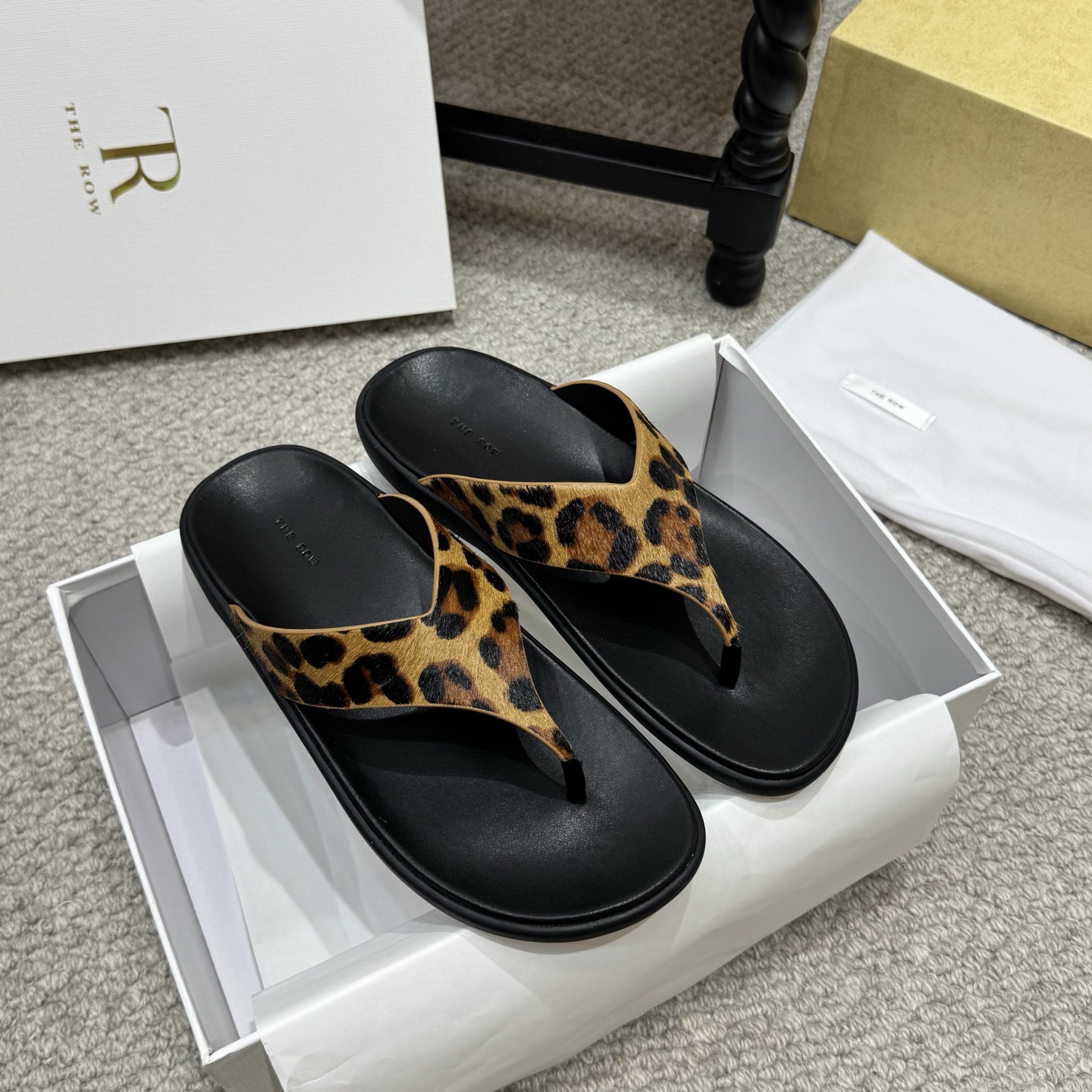NO:873958,Niche style The row 26 spring and summer new niche minimalist thick-soled slippers. Made of soft PVC polymer, this flip-flop will be your best choice!  Fabric: Cowhide/Sheep Sole Double molded TPU outsole Size35-40, split-toe shoes, slippers, cowhide, sheep19860909小众款 The row 26春夏新款小众极简厚底拖鞋 采用软质PVC聚合物这款人字拖都会是您的不二选择！ 面料:牛皮/羊猄 鞋底对版开模TPU大底 Size35-40,分趾鞋,slippers,cowhide,sheep,Women's Shoes