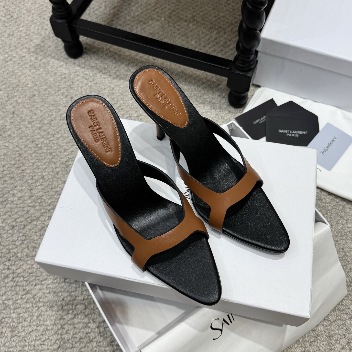 NO:873937,High heels Saint Laurent/Saint Laurent 26WF letter diamond buckle vamp pinch wrinkle high-heeled slippers. Saint Laurent uses the iconic YSL metal letters to reshape the luxury and beauty boundaries of slippers. Minimalist hand-made wrinkle technology with letter diamond buckle Italian imported leather outsole Surface: imported leather lining: sheepskin Foot: full-grain goatskin Mouth: fabric synchronization Brown bottom: fabric synchronization Size: 35-42 (40 41 42  Customized),high heels slippers,saint laurent,saint laurent,saint laurent,high heels,slippers,sheepskin,Leather soles19860909高跟鞋 Saint Laurent /圣罗兰26WF 字母钻扣鞋面捏皱高跟拖鞋. 圣罗兰以标志性YSL金属字母 重塑拖鞋的奢美边界. 极简手工捏皱工艺 搭配字母钻扣 意大利进口真皮大底 面:进口皮面 里:羊皮 垫脚:全粒面山羊皮 包嘴:面料同步 包棕底:面料同步 Size:35-42(40 41 42 定制),高跟鞋拖鞋,saint laurent,saint laurent,saint laurent,high heels,slippers,sheepskin,Leather soles,Women's Shoes