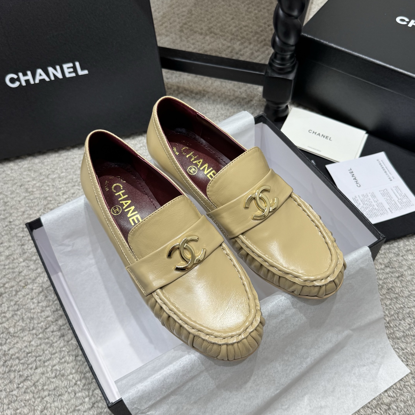NO:873918,Popular shoes CHANEL | Xiaoxiang 26 spring and summer C British style double C loafer sandals. Lovers of loafers must not miss this style. This style is more neutral and handsome. The double C rhinestone hardware buckle looks particularly delicate. It is easy to put on and take off with one foot!  The upper is made of imported sheepskin, the inner foot pads are made of high-grade sheepskin, and the genuine leather outsole imported from Italy is Size 35-41 (customized for 40 and 41), semi-slippers, chanel, loafers, sandals, sheepskin, Leather soles.19860909爆款单鞋 CHANEL｜小香26春夏C英伦风双C乐福鞋凉鞋 此款乐福鞋爱好者绝不能错过 这款气质上更中性帅气几分 双C 水钻五金扣 显得格外精致 一脚蹬 穿脱真的不要太方便！ 鞋面采用进口羊皮 内里垫脚采用高级羊皮 意大利进口真皮大底 Size35-41(40 41定做),半拖单鞋,chanel,loafers,sandals,sheepskin,Leather soles,Women's Shoes