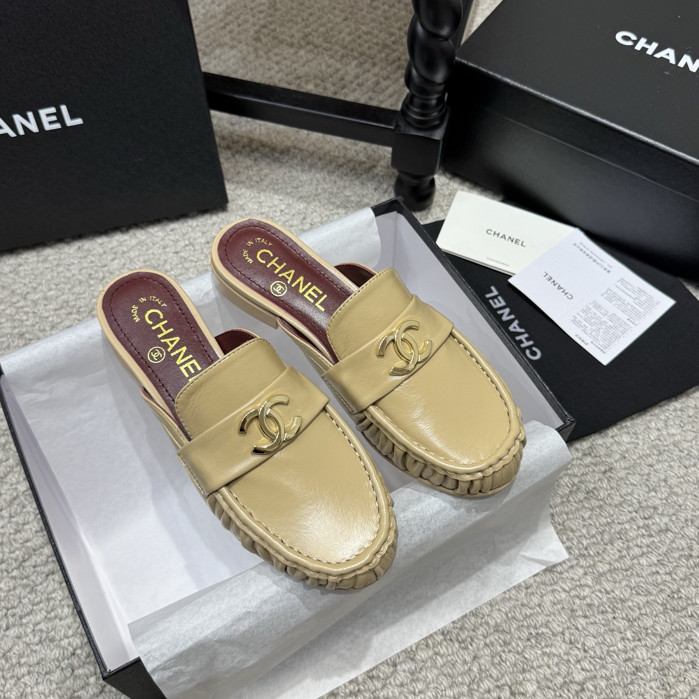 NO:873924,Popular slippers CHANEL | Xiaoxiang 26 spring and summer C British style double C loafer sandals. Lovers of loafers must not miss this style. This style has a more neutral and handsome temperament. The double C rhinestone hardware buckle looks particularly delicate. It is easy to slip on and take off!  The upper is made of imported sheepskin, the inner foot pads are made of high-grade sheepskin, and the genuine leather outsole imported from Italy is Size35-41 (customized for 40 and 41), semi-slippers, chanel, loafers, sandals, slippers, sheepskin, Leather soles19860909爆款拖鞋 CHANEL｜小香26春夏C英伦风双C乐福鞋凉鞋 此款乐福鞋爱好者绝不能错过 这款气质上更中性帅气几分 双C 水钻五金扣 显得格外精致 一脚蹬 穿脱真的不要太方便！ 鞋面采用进口羊皮 内里垫脚采用高级羊皮 意大利进口真皮大底 Size35-41(40 41定做),半拖单鞋,chanel,loafers,sandals,slippers,sheepskin,Leather soles,Women's Shoes