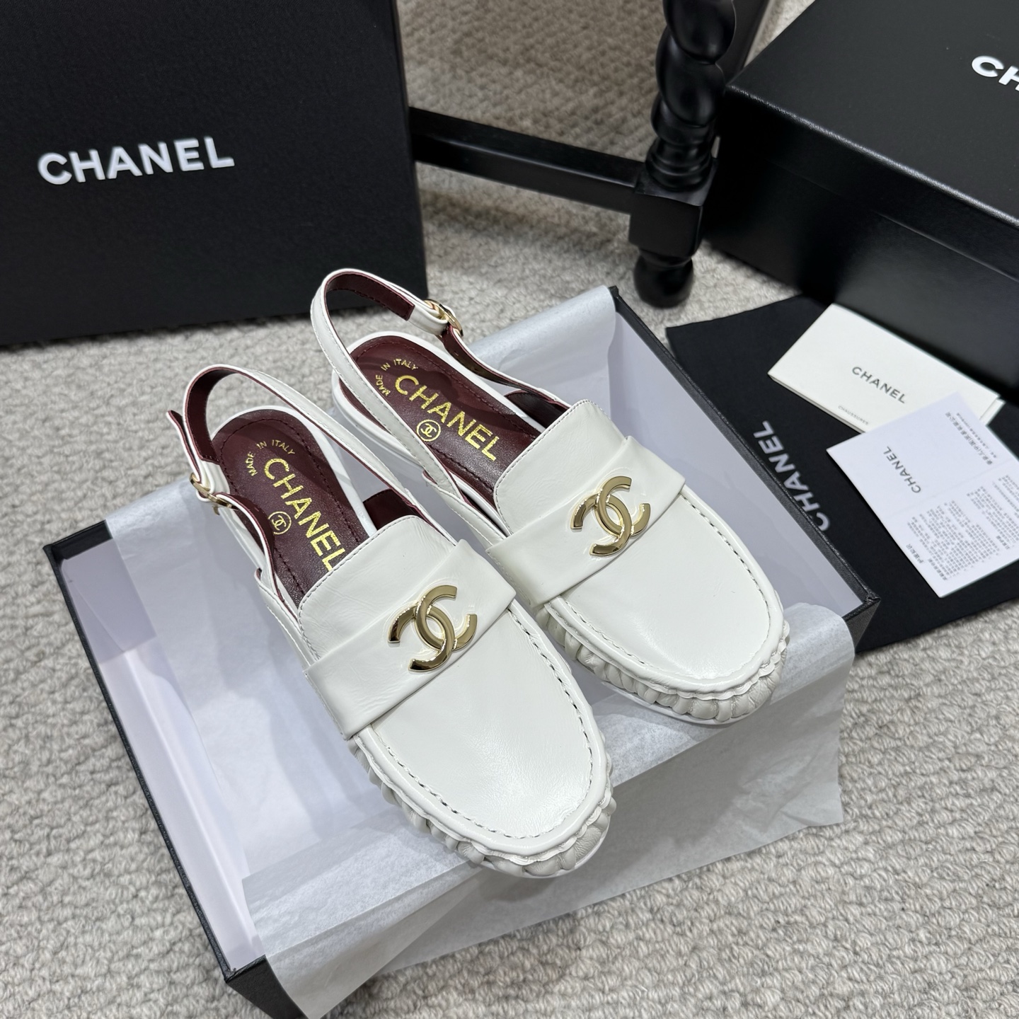 NO:873931,Hot sandals CHANEL｜Xiaoxiang 26 spring and summer C British style double C loafer sandals. Lovers of loafers must not miss this style. This style is more neutral and handsome. The double C rhinestone hardware buckle looks particularly delicate. It is easy to slip on and take off!  The upper is made of imported sheepskin, the inner foot pads are made of high-grade sheepskin, and the genuine leather outsole imported from Italy is Size 35-41 (customized for 40 and 41), semi-slippers, chanel, loafers, sandals, sheepskin, Leather soles.19860909爆款凉鞋 CHANEL｜小香26春夏C英伦风双C乐福鞋凉鞋 此款乐福鞋爱好者绝不能错过 这款气质上更中性帅气几分 双C 水钻五金扣 显得格外精致 一脚蹬 穿脱真的不要太方便！ 鞋面采用进口羊皮 内里垫脚采用高级羊皮 意大利进口真皮大底 Size35-41(40 41定做),半拖单鞋,chanel,loafers,sandals,sheepskin,Leather soles,Women's Shoes