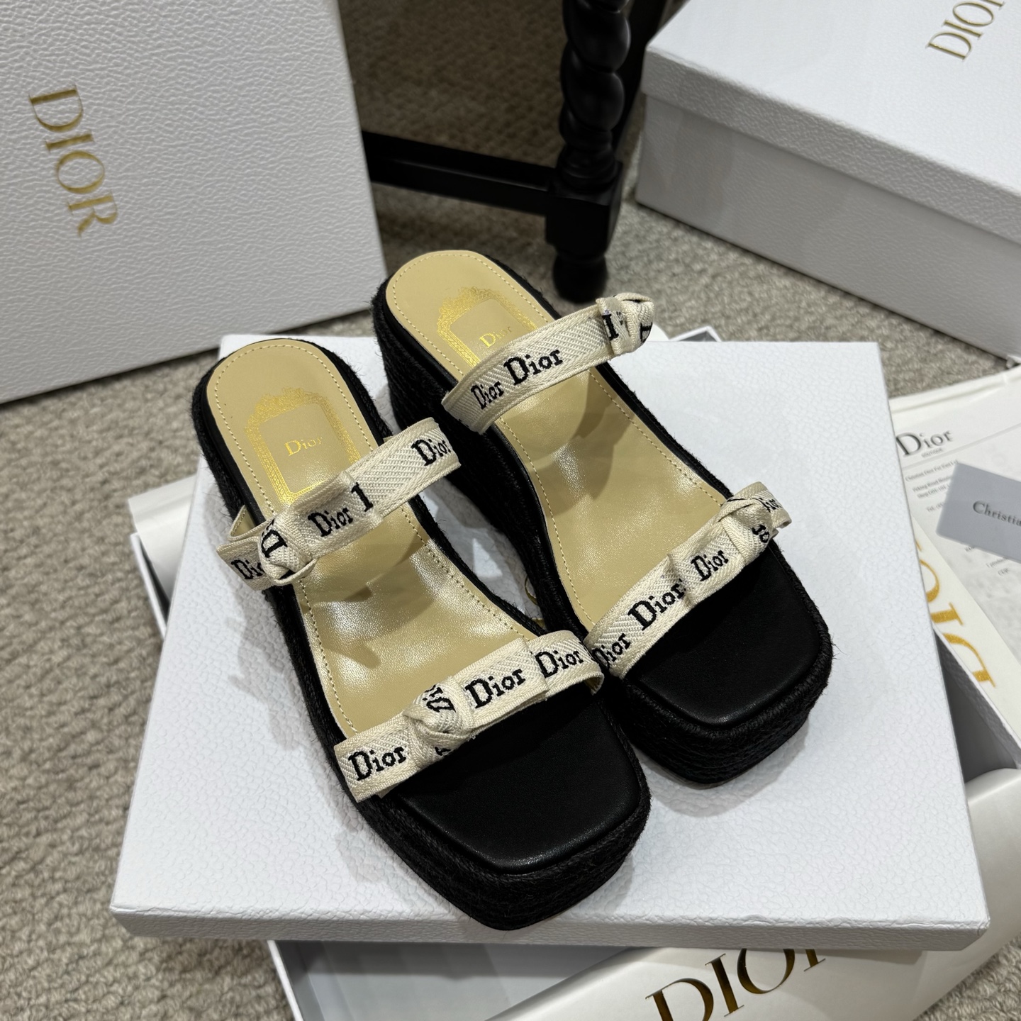 NO:875869,Thick-soled DIOR CHRONO Dior high-version new slippers. Simple and super versatile. Elegant. Temperament. Classic. Grand. There are too many nouns to describe this shoe. Dior or Dior, it is simply a Lady princess. It can be sweet or salty. Exquisite and simple, with a slightly square toe and a wedge heel, it immediately increases the height of the foot. Creates a luxurious and fashionable temperament!  Material Dior brand logo knitted rusty webbing. Goat leather lining. Goat leather feet. Hemp rope outsole. size 35-41 (customized at 40.41), slippers and sandals, dior, dior, sandals, slippers, sheepskin19860909厚底款 DIOR CHRONO迪奥 高版本新款拖鞋. 简约超级百搭. 优雅.气质.经典.大气.太多名词可形容这款鞋 迪奥还是迪奥 简直就是Lady公主 可甜可咸 精致简约,微微方头搭配坡跟,上脚立即增高. 营造奢华时髦气质！ 材料迪奥品牌Logo针织电锈织带. 山羊皮内里. 山羊皮垫脚. 麻绳大底. size 35-41 (40.41定做),拖鞋凉鞋,dior,dior,sandals,slippers,sheepskin,Women's Shoes