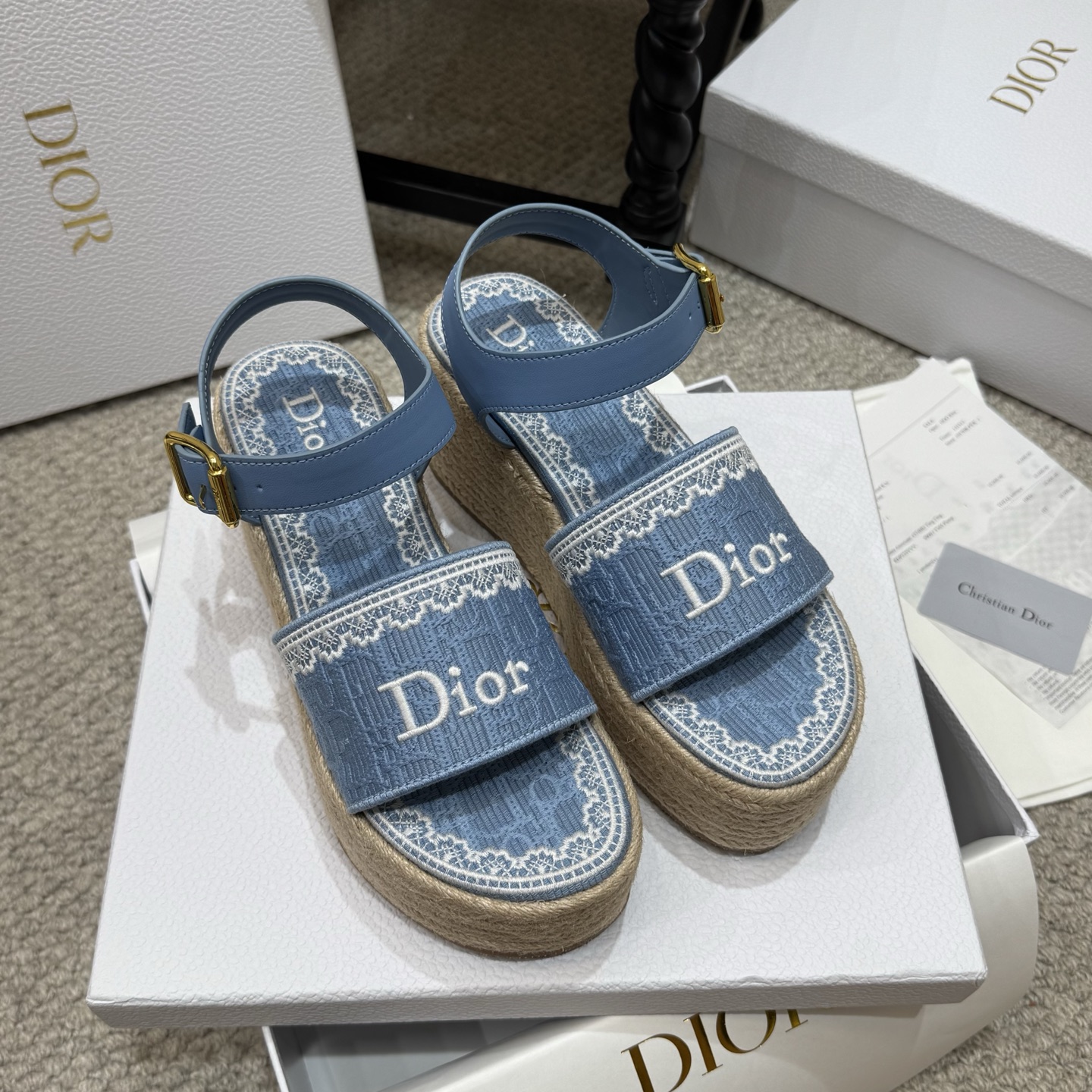 NO:875864,Thick-soled DIOR CHRONO Dior high-version new sandals. Simple and super versatile. Perfect and luxurious on the feet, they can be matched with any spring and summer clothes. The feet feel even more comfortable!  The material is a perfect replica of the original. The original Logo electroplated upper. The original Dior brand electroplated Logo buckle. The original anti-slip slope hemp rope outsole. Unique style. Full of details. Fine workmanship. Worth owning. Equipped with original packaging at the counter!  6 colors in SIZE35--41 (customized 40-41), slippers, dior, dior, sandals, slippers19860909厚底款 DIOR CHRONO迪奥 高版本新款凉鞋. 简约超级百搭. 上脚完美奢华可任意搭配春夏服饰. 脚感更是舒适！材质原版完美复刻.原版Logo电锈鞋面.原版迪奥品牌电镀Logo饰扣.原版防滑坡跟麻绳大底.款式别出心裁.细节满满.做工精细.值得拥有.配置专柜原版包装！6色同入 SIZE35--41（40-41定做）,拖鞋,dior,dior,sandals,slippers,Women's Shoes
