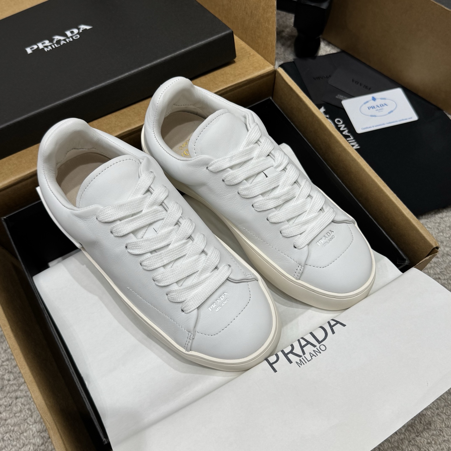 NO:877020,Couple model Prada 2026 spring and summer latest couple model old money style minimalist casual shoes white shoes... The Prada metal triangle logo is one of the most recognizable elements of the brand. Low-key yet high-end is Prada's iconic design language. The upper is made of fine calf leather. It feels soft and smooth. The body lines are clean and neat. It is matched with the same color laces and simple tongue. The overall sense is minimalist and high-end. Original open molded outsole Size female 35-40  Men 39-44, casual shoes/sports shoes, prada, prada, sneakers, cowhide19860909情侣款 Prada普拉达2026春夏最新情侣款老钱风极简休闲鞋小白鞋... Prada金属三角徽标是品牌最具辨识度的元素之一 低调又高级 是Prada标志性的设计语言鞋面采用细腻的小牛皮革打造 触感柔软顺滑 鞋身线条干净利落 搭配同色系鞋带和简约鞋舌 整体是极简的高级感 原版开模大底 Size女35-40 男39-44,休闲鞋/运动鞋,prada,prada,sneakers,cowhide,Women's Shoes