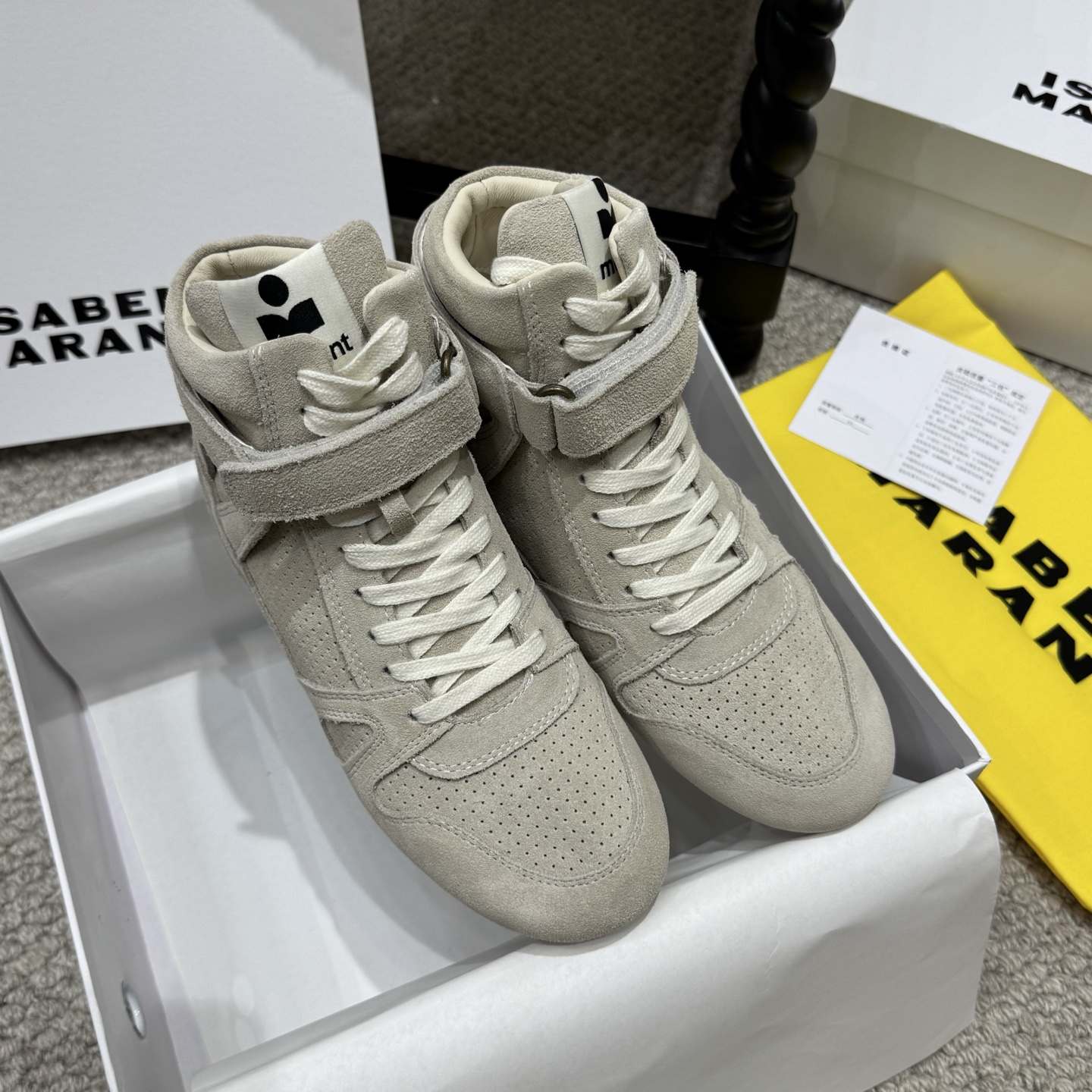 NO:887260,High-top shoes Isabel Marant Isabel 2026 spring and summer new classic retro inner heightening punched lace-up high-top casual shoes!  It’s super high-end and looks great on the feet. The key is that it’s super comfortable and doesn’t feel too chic at all. Just buy it. It can be matched with any season!  (The ZP color of the fabric developed by the Y version is the same, and the midsole and sole are all developed by the Y version) The upper is originally customized and imported cow suede. The inner foot pad is imported water-dyed sheepskin. The original molded rubber outsole Size: 35-40, casual shoes/sports shoes, sneakers, sheepskin19860909高帮鞋 Isabel Marant伊莎贝尔2026春夏新款经典复古内增高冲孔系带高帮休闲鞋！ 超级有高级感上脚超好看·关键超级舒适脚感一点都不挑人chic到爆·买就对了,四季可搭配单品！（Y版开发面料ZP颜色一致、中底、鞋底全部是Y版开发的） 鞋面原版定制进口牛反绒 内里垫脚进口水染羊皮 原版开模橡胶大底 Size:35-40,休闲鞋/运动鞋,sneakers,sheepskin,Women's Shoes