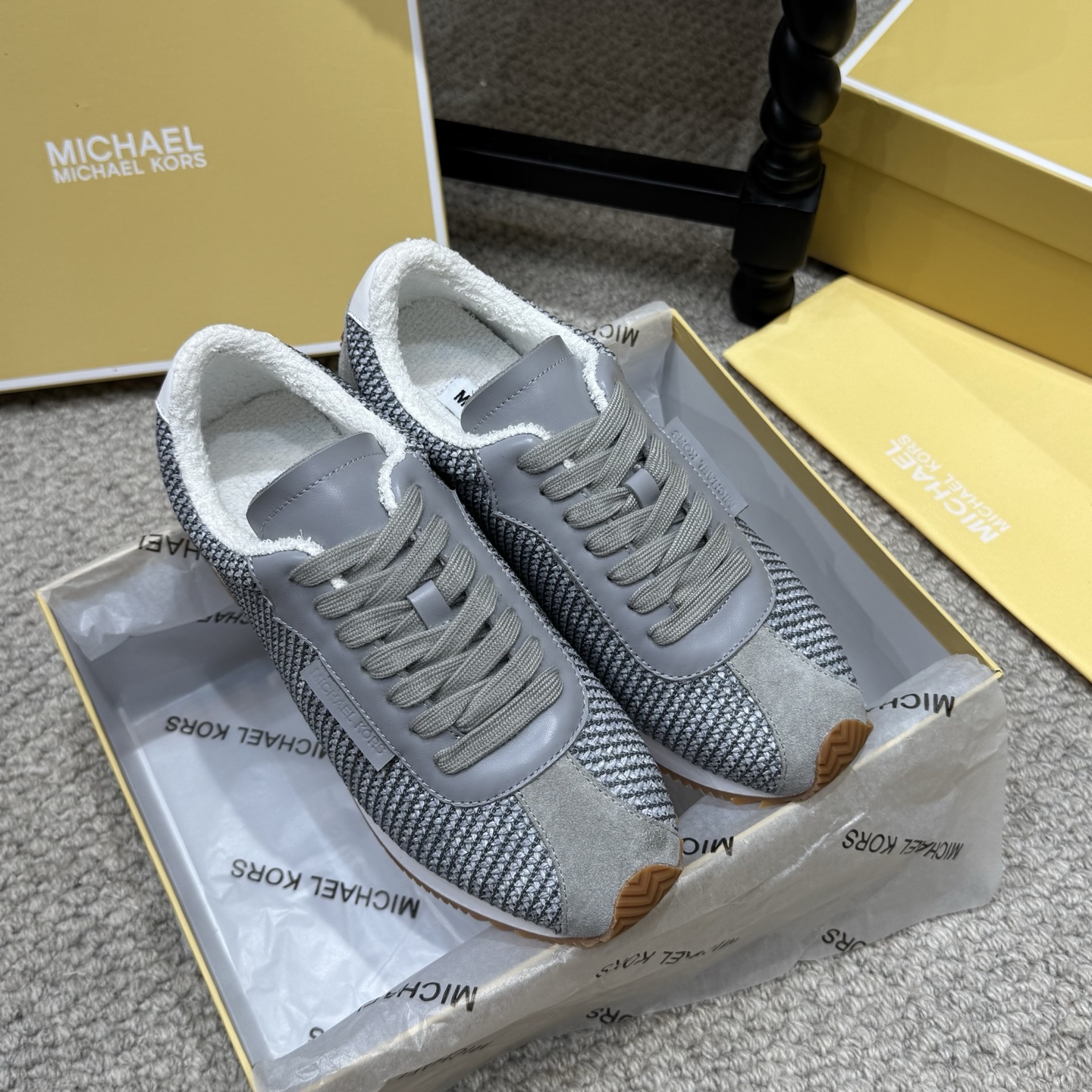 NO:887251,Couple style Michael Kors couple style moral training shoes Forrest Gump sneakers... These Michael Kors sneakers are designed with blue and white color matching. The upper is made of breathable fabric + synthetic leather, which is light and durable. The rubber sole is non-slip and is OK for daily street or light exercise!  There are brand logos on the tongue and side of the shoe, which are simple and fashionable, versatile and not picky. The shape of the shoe fits the foot and is very comfortable for long walks. The casual style is easy to control and looks good with any combination!  Fabric original printed material, cowhide, raffia, original towel lining, foot terry cloth, outsole rubber Size 35-46 (customized for women 35.41.42. Customized for men 39.45.46), casual shoes/sports shoes, sneakers, cowhide19860909情侣款 Michael Kors情侣款德训鞋阿甘鞋运动鞋... 这款Michael Kors运动鞋采用蓝白拼色设计,鞋面是透气织物+合成革,轻便又耐穿.橡胶鞋底防滑,日常出街或轻运动都OK！鞋舌和鞋侧有品牌标志,简约时尚,百搭不挑人.鞋型贴合脚部,长时间走路也很舒适,休闲风格轻松驾驭,怎么搭都好看！ 面料原版印花材料,牛皮,拉菲草 内里原版毛巾里 垫脚毛巾布 大底橡胶 Size35-46（女35.41.42定做.男39.45.46定做),休闲鞋/运动鞋,sneakers,cowhide,Women's Shoes