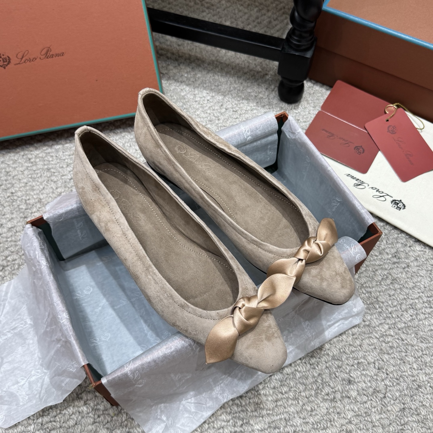 NO:887233,High-quality LoroPiana Primula/2026 LoroPiana women's suede flat ballet shoes!  These sophisticated ballet flats are the epitome of sophisticated urban style. The semi-Sacchetto construction provides excellent flexibility and comfort in the forefoot, while the suede sheepskin upper is super soft. Wear these versatile flats, whether for office wear or stylish weekend looks, day or night. Tonal washable lining and insole. LP has always been a design style that focuses on comfort and comfort. In recent years, the old money trend has become a super trend, and these moral training shoes are no exception.  The simple design concept combined with the brand's classic colors makes it look extremely simple!  Really a pair of items that can be worn regardless of age, occupation or outfit. Outsole, genuine leather, fabric surface, high mercerized sheepskin, mixed sheepskin lining, Size 35-41 (customized for 41), single shoes, loro piana, loro piana, sheepskin, sheep, chamois leather19860909高品质 LoroPiana Primula/2026款诺悠翩雅 女士麂皮平底芭蕾舞鞋！ 这款精致的平底芭蕾舞鞋是精致都市风格的缩影.半Sacchetto结构设计,在脚前部提供出色的灵活性和舒适性,而绒面羊皮革鞋面非常柔软.穿上这款百搭的平底芭蕾舞鞋,搭配办公室着装或时尚周末造型,白天夜晚皆相宜同色系可水洗衬里和鞋垫 LP一直是以好穿舒适为主的设计风格 这几年老钱风穿搭超级 这款德训鞋也不例外 简约的设计理念搭配品牌经典的颜色做点缀显得格外极简！真的做到一双不分年龄不分职业不分穿搭都可以驾驭的单品 大底真皮底 面料面高丝光羊猄 内里混种羊皮 Size35-41正码（41定做）,单鞋,loro piana,loro piana,sheepskin,sheep,chamois leather,Women's Shoes