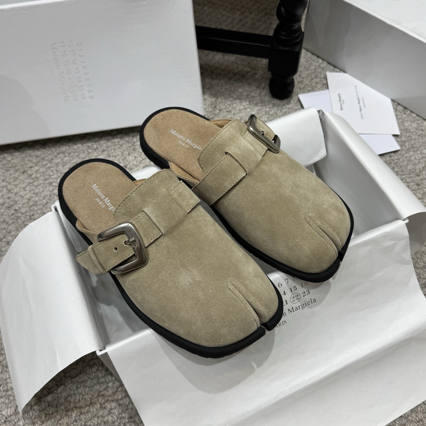 NO:887224,Half drag for couples Maison margiela 2026 spring and summer Maison margiela new tabi Birkenstock drag!  Love it, love it, this is a must-have for Margiela fans~ It has a relaxed and fashionable sense of high-end, and it goes without saying that it is easy to recognize. The sand color and caramel brown are the kings of versatile!  Super soft sole, suitable for casual outings and matching as you like!  The upper is imported suede sand color/caramel brown, the lining is imported lambskin, the foot pads are imported lambskin/super soft, the original outsole is size 35-46 (40.41.42 for women, 39.45.46 for men), half drag, masion margiela, sheepskin, chamois leather19860909半拖情侣款 Maison margiela2026春夏款马吉拉新品tabi勃肯拖！爱了爱了,这是马吉拉深爱粉一定要入的～自带松弛时髦的高级感,辨识度就不用说了,沙色和焦糖棕都是百搭之王！超软底,随意出街,随意搭配！ 鞋面进口麂皮沙色/焦糖棕 内里进口小羊皮 垫脚进口小羊皮/超软 大底原版大底 size35-46（女40.41.42定做,男39.45.46定做),半拖,masion margiela,sheepskin,chamois leather,Women's Shoes