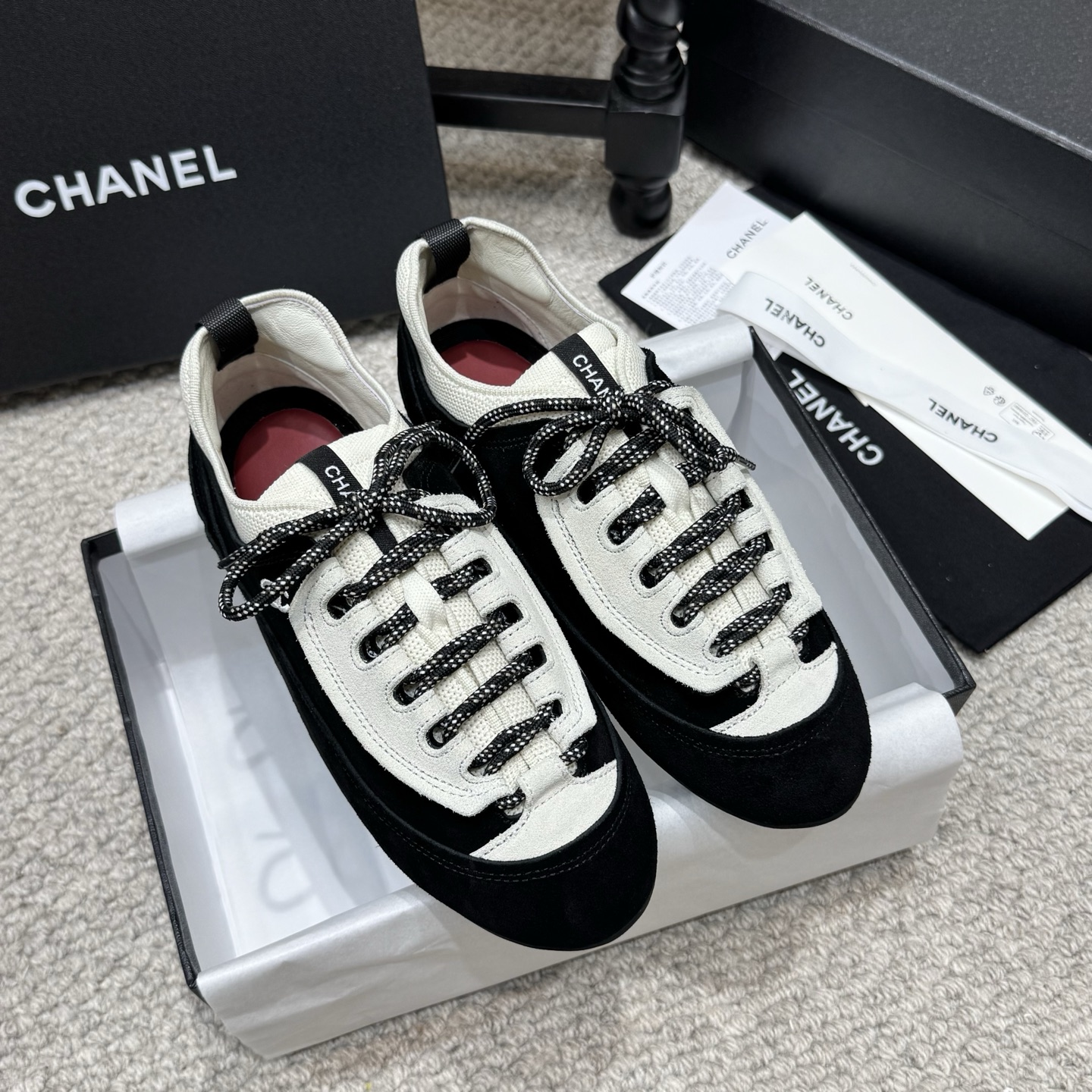 NO:887216,Hot model Xiong Chanel Chanel 26ss new sports shoes Dexun shoes baseball shoes [Love] 26A Centipede Selected Shoes - The hottest casual shoes I call this pair of casual shoes soft fufu 'lazy fat head fish'  The material is suede stitched with cowhide, and there is an embroidered fragrance logo on the side of the foot (whisper, it's really low-key hahahaha). The polka-dot shoelaces are very nice, and the black and white colors echo ~ The color of the panda is my favorite, no matter it is black or white, it is worth buying as long as you meet it ~ It is indeed the best-selling model this season. The upper is suede/cowhide, the lining is sheepskin, and the sole is the original molded outsole.  Size35-40,casual shoes/sports shoes,chanel,chanel,sneakers,cowhide,sheepskin,chamois leather19860909爆款 熊Chanel 香奈儿26ss新款运动鞋 德训鞋 棒球鞋 [爱心]26A蜈蚣精选鞋大全-最火热的休闲鞋篇 我称这一双休闲鞋为软软fufu“懒人胖头鱼” 材质是麂皮拼接牛皮,脚口侧边有一个刺绣的小香logo（小声说真的很低调hahahaha）波点鞋带挺好看的,黑白两个色呼应～ 熊猫的配色,深得我心,不管是黑色还是白色,只要遇见了都是可以值得入手的～属实是这一季最热销的款了 鞋面牛反绒/牛皮 内里绵羊皮 鞋底原版开模大底 Size35-40,休闲鞋/运动鞋,chanel,chanel,sneakers,cowhide,sheepskin,chamois leather,Women's Shoes