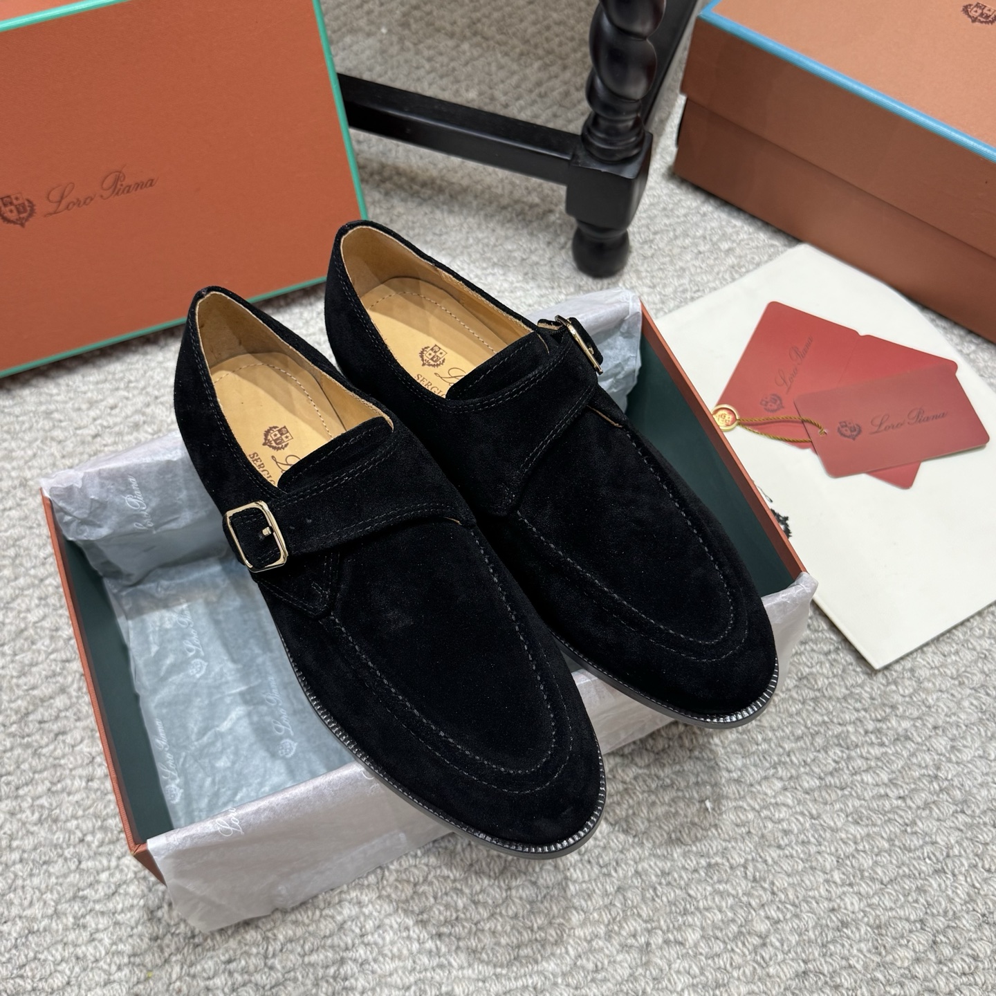 NO:890703,Couple's Small Leather Shoes Loropiana Classic Couple's Loafers. LP has always been a design style based on ease of wear and comfort. In recent years, loafers have been super worn. These loafers are no exception. The simple design concept is decorated with the brand's classic colors and looks extremely simple!  Really a pair of items that can be worn regardless of age, occupation or outfit. Leather: imported Italian calf suede. Lining: calf leather. Outsole: original Italian leather outsole. Size35-46, loafers, loro piana, loro piana, loafers, cowhide, Leather soles.19860909情侣款小皮鞋 Loropiana经典情侣款乐福鞋.LP一直是以好穿舒适为主的设计风格 这几年乐福鞋穿搭超级 这款乐福鞋也不例外 简约的设计理念搭配品牌经典的颜色做点缀显得格外极简！真的做到一双不分年龄不分职业不分穿搭都可以驾驭的单品 皮料:进口意大利小牛反绒皮 内里:小牛皮 大底:原版意大利真皮大底 Size35-46,乐福鞋,loro piana,loro piana,loafers,cowhide,Leather soles,Women's Shoes