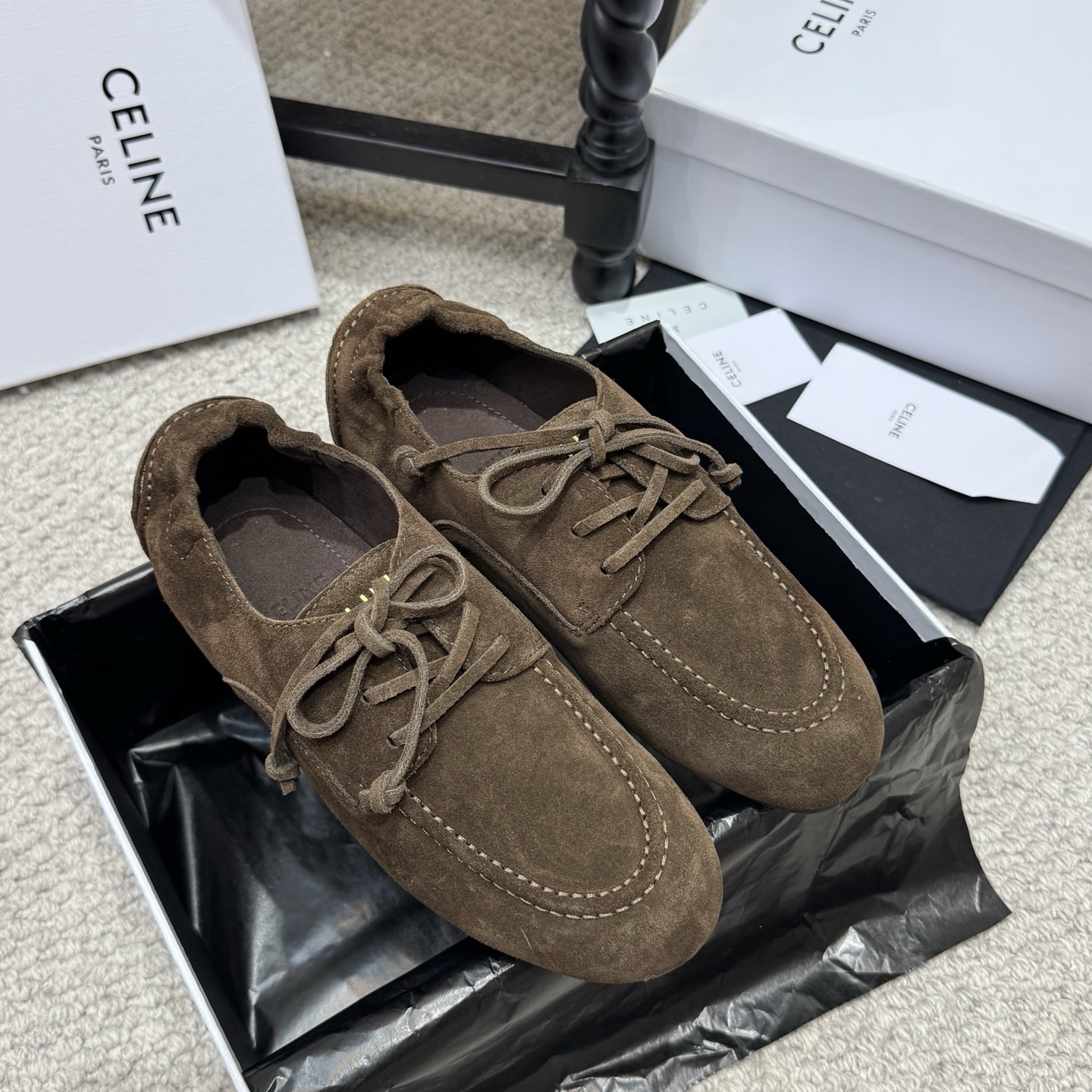 NO:900938,Loafers Celine 26ss new slip-on lace-up super comfortable loafers... This year you must buy a pair of Celine loafers, retro-style classic style, super versatile, simple and elegant, classic slip-on design, simple and fashionable, combining gentleness and texture, it can be matched casually with skirts and trousers, and the proper style shows its brand atmosphere. Upper: cow suede, lining nubuck leather Outsole: original molded outsole  Size35-40,loafers,celine,loafers,skirts19860909乐福鞋 Celine 26ss 新款 一脚蹬 系带 超级舒适 乐福鞋... 今年必须要入手一双celine乐福鞋 ,复古风经典款 超级百搭 简单大气 经典的一脚蹬设计 简约时髦 把温柔和质感合并 无论裙装裤装都能随意搭配 妥妥的颜霸 无不彰显它的品牌气息. 鞋面:牛反绒 内里磨砂皮 大底:原版开模大底 Size35-40,乐福鞋,celine,loafers,skirts,Women's Shoes