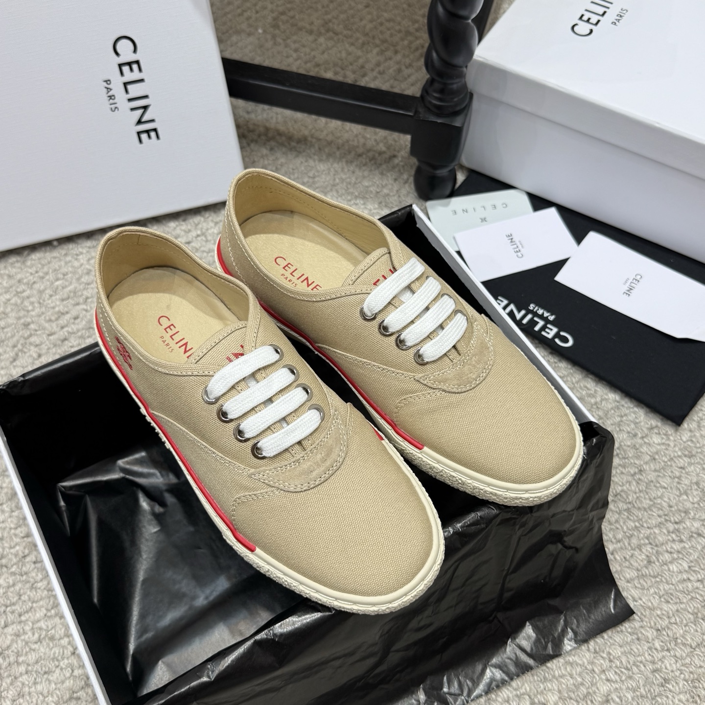 NO:900944,Canvas Shoes Celine Alan Series 26/ Counter New Casual Women's Canvas Shoes... Color matching design, the color combination is very eye-catching. This shoe has its own unique design. The canvas upper is not stuffy and very comfortable in this summer. It is a must-have item for casual fashion. Fabric: Original imported high-density canvas Lining: Original breathable canvas Outsole: Original molded anti-slip rubber outsole Size:  35-40,casual shoes/sports shoes,celine,sneakers19860909帆布鞋 Celine Alan系列 26/ 专柜新款 休闲女士帆布鞋 ... 采用拼色设计,彩色搭配非常吸引眼球,这款鞋有它自己独特的设计,帆布鞋面在这个夏季不闷热非常舒适,休闲时尚搭配必备的单品 面料: 原版进口高密度帆布 内里: 原版透气帆布 大底: 原版开模防滑橡胶大底 Size: 35-40,休闲鞋/运动鞋,celine,sneakers,Women's Shoes