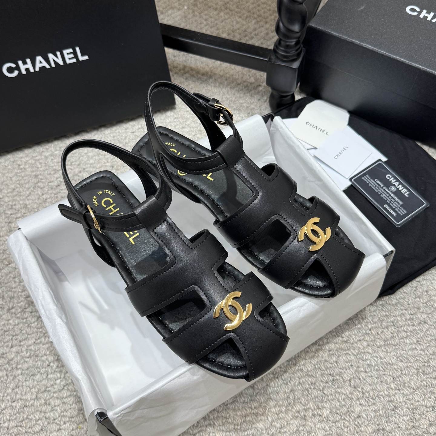 NO:900927,Popular CHANEL metal label Roman flat sandals. The metal double C Logo in the center of the shoe is the core of brand recognition. It is matched with retro and distressed gold hardware and has a sense of French elegance. It adopts a T-shaped hollow + toe Roman structure, which not only retains the breathability of the sandals, but also can modify the foot shape. The flat design takes into account comfort and versatility, whether it is a small fragrant suit, a retro outfit or a minimalist style, it can be perfectly integrated into it.  The shoes are very well wrapped and are not as cramped as some Roman shoes. I have to say that the texture of the hardware is touching and it feels like a very distinguished pair of shoes. The upper is imported calfskin from Italy and the lining is imported suede. The outsole is 1:1 A-grade genuine leather outsole. Size 35～40, slippers, sandals, chanel, sandals, slippers, cowhide, sheepskin, Leather soles19860909爆款 CHANEL金属标罗马平底凉鞋 鞋身中央的金属双C Logo是品牌辨识度的核心,搭配复古做旧的金色五金,自带法式优雅感,采用T型镂空+包头罗马结构,既保留了凉鞋的透气感,又能修饰脚型 平底设计兼顾了舒适与百搭 无论是小香风套装、复古穿搭还是极简风 都能完美融入 鞋子的包裹性很好不会像有一些罗马鞋很挤脚,不得不说五金质感感人,感觉是一双很显贵的鞋 鞋面意大利进口小牛皮 内里进口小山羊皮 大底1:1 A级真皮大底 Size35～40,拖鞋凉鞋,chanel,sandals,slippers,cowhide,sheepskin,Leather soles,Women's Shoes