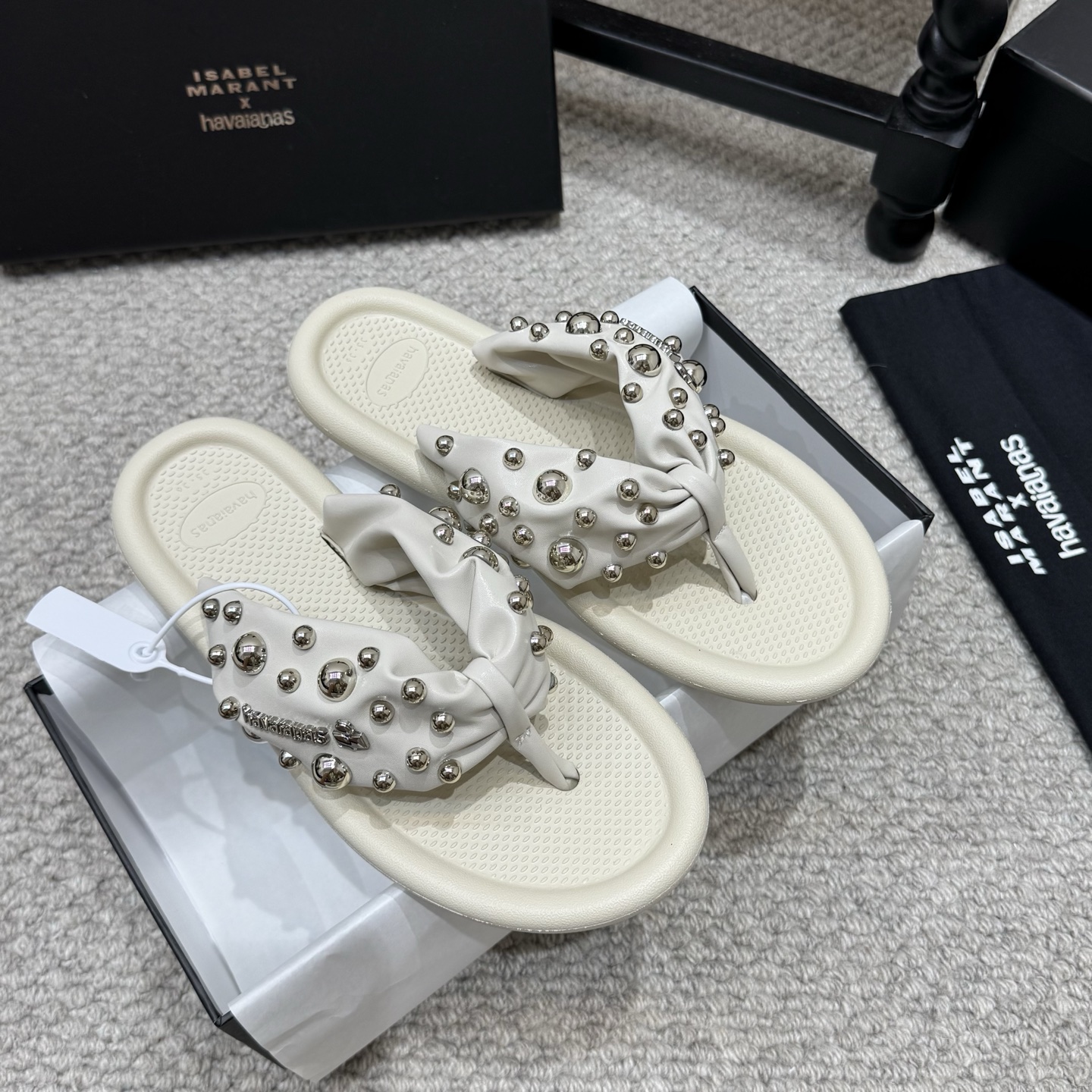 NO:924471,Niche model ISABEL MARAN* Isabel co-branded flip-flops round toe flat sandals... The body of the shoe is decorated with hand-made pearls and hardware buckles!  It is not only the most recognizable brand symbol, but also instantly enhances the sense of elegance of the shoes. It is low-key and full of luxury brand tones. The details are directly ecstatic, and the high-end texture is instantly recognizable. Whether it is daily commuting, going out on a date, or traveling and taking photos, these shoes can be held perfectly, and the atmosphere feels like walking on the feet, and it will look like a blockbuster in any photo. A versatile sandal that is not tired of wearing, a super classic style, with a refined and stable temperament in leisure, a perfect treasure for this spring and summer!  Original 1:1 mold for soles Size35-40, split-toe shoes, slippers19860909小众款 ISABEL MARAN* 伊莎贝尔联名款 人字拖鞋圆头平底凉拖鞋 ... 鞋身手工打的珍珠和五金扣装饰！既是最具辨识度的品牌符号,又瞬间提升鞋履的贵气感,低调中尽显奢牌调性,细节控直接狂喜,一眼就是的高级质感. 不管是日常通勤、约会出街,还是旅行拍照,这双鞋都能完美hold住,上脚就是行走的氛围感,随便拍都是大片既视感. 穿不腻的百搭凉拖 超经典的一款 休闲中带着精致 气质拿捏稳妥 今年春夏绝美加分宝藏！ 鞋底原版1:1开模 Size35-40,分趾鞋,slippers,Women's Shoes