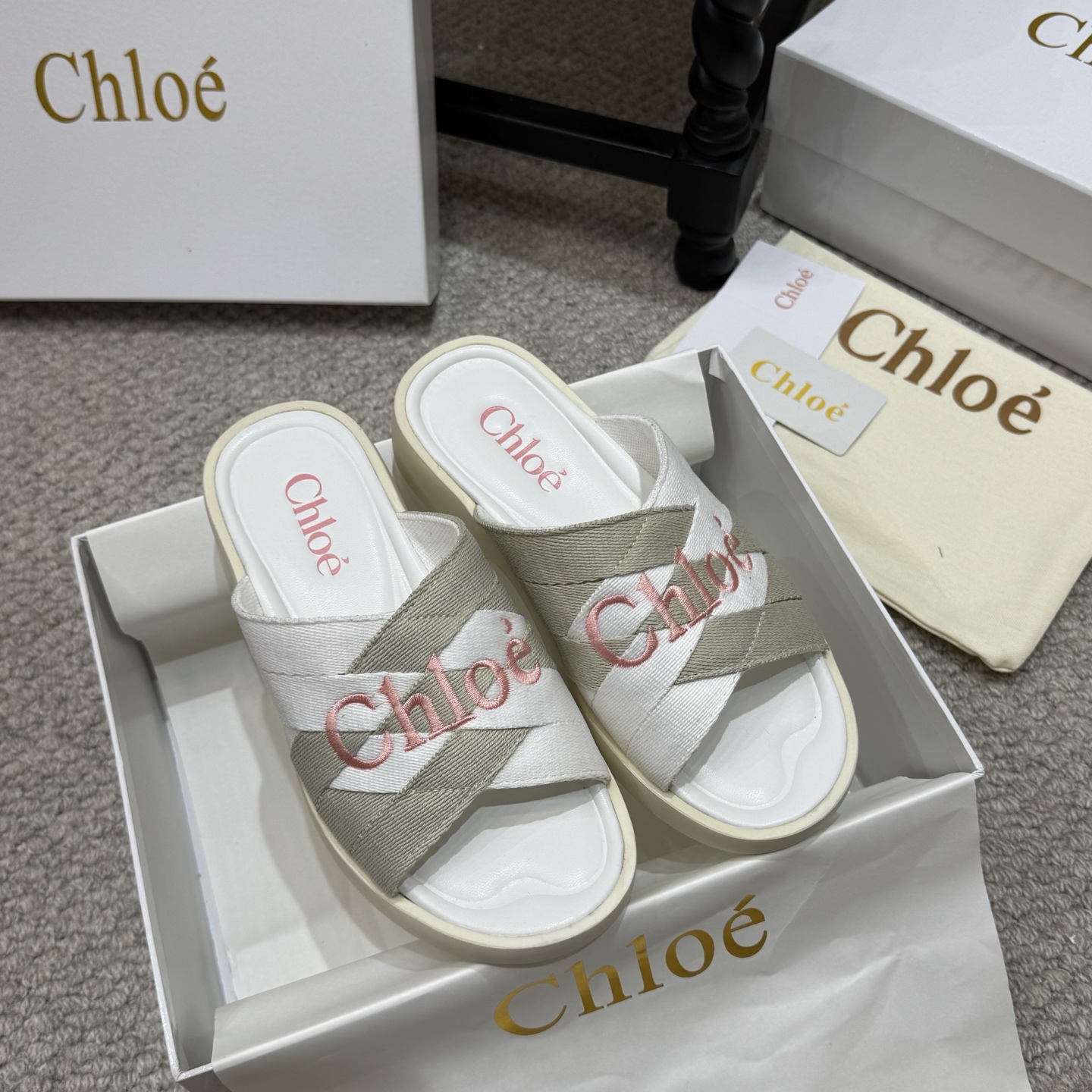 NO:924479,Chloe's latest electric embroidered slippers... The original private model high-density foam soles are fitted with artificial Goodyear and all positions are just right. All the craftsmanship is consistent with the original material. It is definitely a pair of durable and durable shoes that are a must-have for walking in the world!  !  Versatile Korean version, standard size 35-40, super beautiful design, slippers, chloe, loewe, slippers19860909小众款 Chloe（克洛伊）最新的拖鞋电绣款... 原版私模高密度发泡鞋底 人工固特异配上后所有的位置刚刚好 所有的工艺与材质原版一致 绝对是一双耐穿耐看行走江湖必备利器！！百搭韩版 码数35-40标准码, 设计风格超级无敌美,拖鞋,chloe,loewe,slippers,Women's Shoes