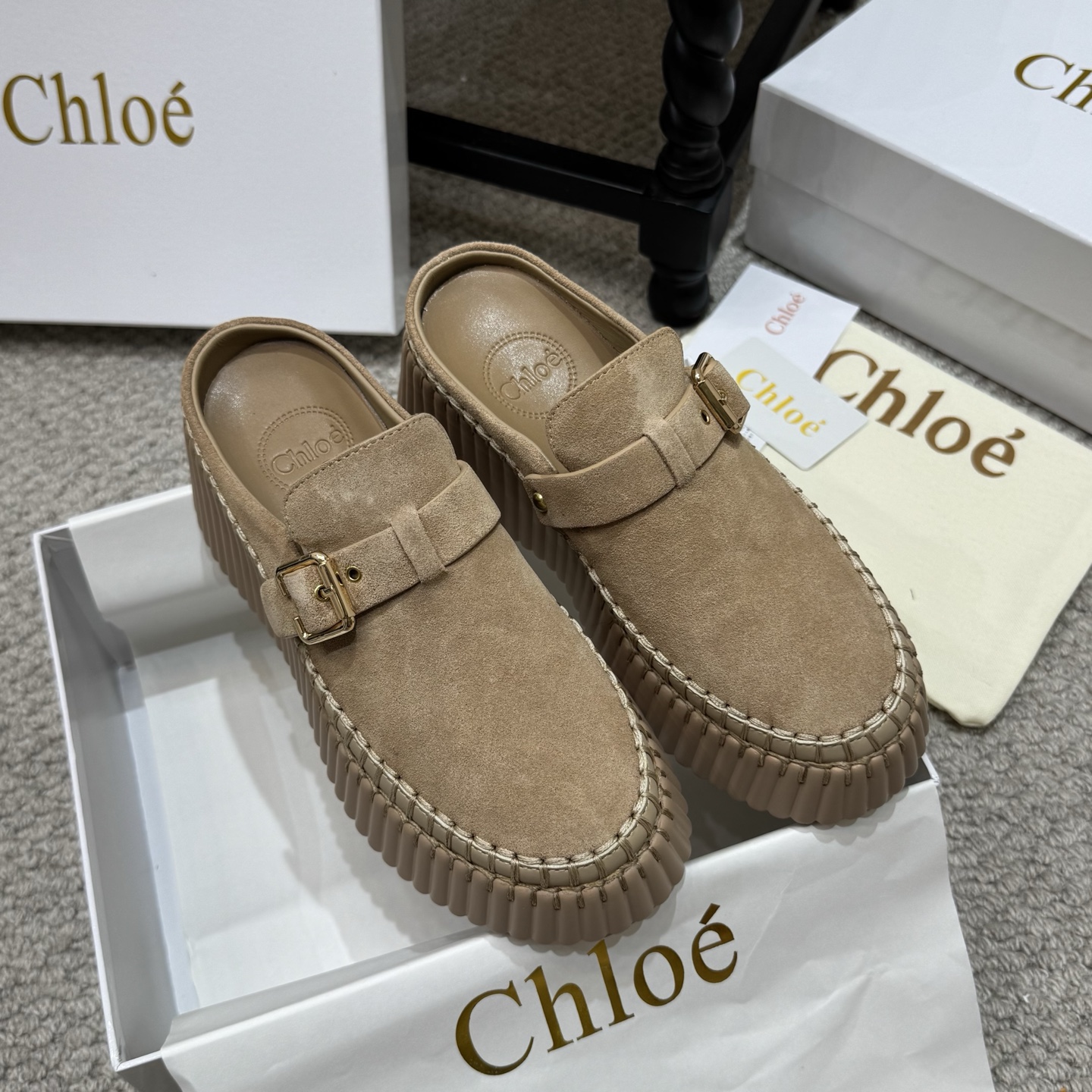 NO:924487,The niche model Chloe's latest sewing mark thread, upgraded version of purely hand-stitched casual shoes... original private model high-density foam soles, artificial Goodyear threading, all positions are just right after matching, all the craftsmanship is consistent with the original material, it is definitely a pair of durable and durable shoes that are necessary for walking in the world!  !  Fabric: cowhide and beef tendon splicing design style is super beautiful. Sheepskin lining. Outsole. Rubber sole. Size35-40, half drag, chloe, loewe, cowhide, sheepskin19860909小众款 Chloe（克洛伊）最新的缝马克线 升级版纯手工缝线休闲鞋… 原版私模高密度发泡鞋底 人工固特异手法穿线 配上后所有的位置刚刚好 所有的工艺与材质原版一致 绝对是一双耐穿耐看行走江湖必备利器！！ 面料牛皮牛筋拼接设计风格超级无敌美 内里羊皮 大底橡胶底 Size35-40,半拖,chloe,loewe,cowhide,sheepskin,Women's Shoes