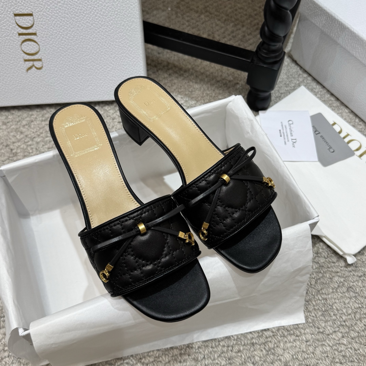 NO:924457,High quality Dior 2026 new style Cannage electric embroidery thick heel one-word flip flops with bow tassel women's shoes CD letter logo hardware buckle flat round toe color matching back empty sandals Top version on the market Material: upper imported mixed sheepskin + water-dyed sheepskin lining + Italian genuine leather outsole Heel height: medium heel 4.5CM  size35-39(40.41.42 customized), slippers, dior, dior, slippers, sheepskin, Leather soles19860909高品质 迪奥Dior 2026新款 Cannage藤格纹电绣粗跟一字拖蝴蝶结流苏女鞋 CD字母logo五金扣平底圆头拼色后空凉拖鞋 市面顶级版本 材质:鞋面进口混种羊皮+水染羊皮内里+意大利真皮大底 跟高:中跟4.5CM size35-39(40.41.42定做）,拖鞋,dior,dior,slippers,sheepskin,Leather soles,Women's Shoes
