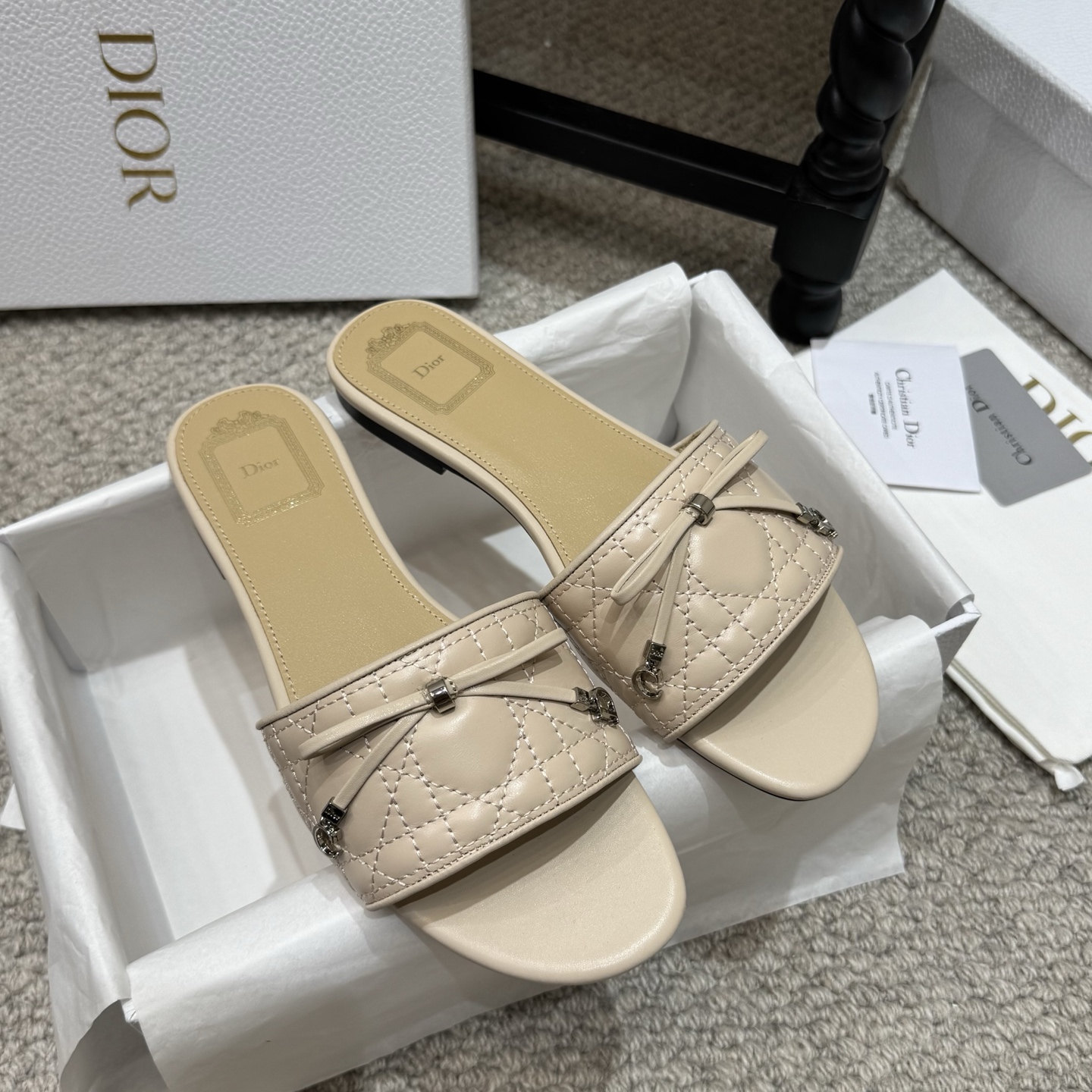NO:924451,High quality Dior 2026 new style Cannage electric embroidery thick heel one-word flip flops with bow tassels for women CD letter logo hardware buckle flat round toe color matching back empty sandals Top version on the market Material: upper imported mixed sheepskin + water-dyed sheepskin lining + Italian genuine leather outsole Heel height: flat heel  size35-39(40.41.42 customized), slippers, dior, dior, slippers, sheepskin, Leather soles19860909高品质 迪奥Dior 2026新款 Cannage藤格纹电绣粗跟一字拖蝴蝶结流苏女鞋 CD字母logo五金扣平底圆头拼色后空凉拖鞋 市面顶级版本 材质:鞋面进口混种羊皮+水染羊皮内里+意大利真皮大底 跟高:平跟 size35-39(40.41.42定做）,拖鞋,dior,dior,slippers,sheepskin,Leather soles,Women's Shoes