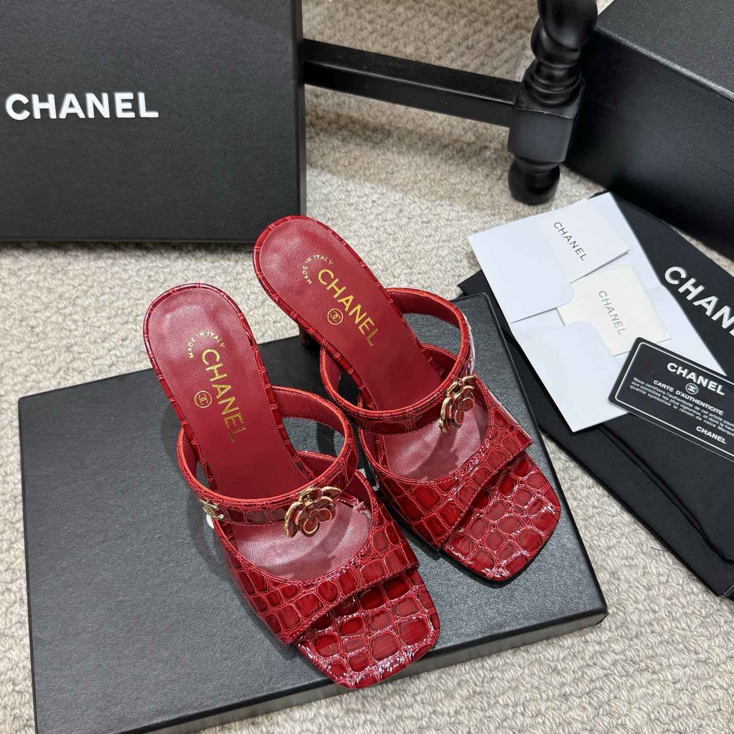 NO:924514,High heels Chanel26ss Chanel resort-style classic double C hardware buckle hollow high-heeled sandals are designed with multiple thin straps and are matched with the classic double C metal logo. The brand is highly recognizable. The upper is smooth cow leather, with a delicate touch, comfortable and durable to wear. It is suitable for daily commuting or leisure, elegant and practical. Whether paired with a skirt or casual pants, it can easily enhance the sophistication of the look. It is a versatile fashion item in summer!  Upper cowhide, inner padding sheepskin, sole Italian genuine leather outsole, heel height 10cm, Size35-39 (customized at 40.41), high heels, chanel, chanel, high heels, slippers, skirts, cowhide, sheepskin, Leather soles19860909高跟鞋 Chanel26ss香奈儿 度假风小香经典双C五金扣镂空高跟凉拖鞋 采用多条细带设计,搭配经典双C金属标志,品牌辨识度超高.鞋面为光滑牛皮革,触感细腻,穿着舒适又耐用.日常通勤或休闲都很适合,优雅又实用.无论搭配裙装还是休闲裤,都能轻松提升造型精致感,是夏季百搭时尚单品！ 鞋面牛皮 内里垫脚羊皮 鞋底意大利真皮大底 跟高10cm Size35-39（40.41定做）,高跟鞋,chanel,chanel,high heels,slippers,skirts,cowhide,sheepskin,Leather soles,Women's Shoes